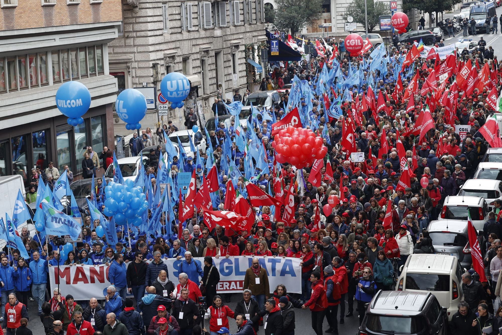 İtalya'da işçiler, hükümetin 2025 yılı bütçe tasarısında ekonominin kilit sektörlerine daha fazla kaynak ayrılması gerekçesiyle ülke genelinde 8 saatlik grev başlattı. 