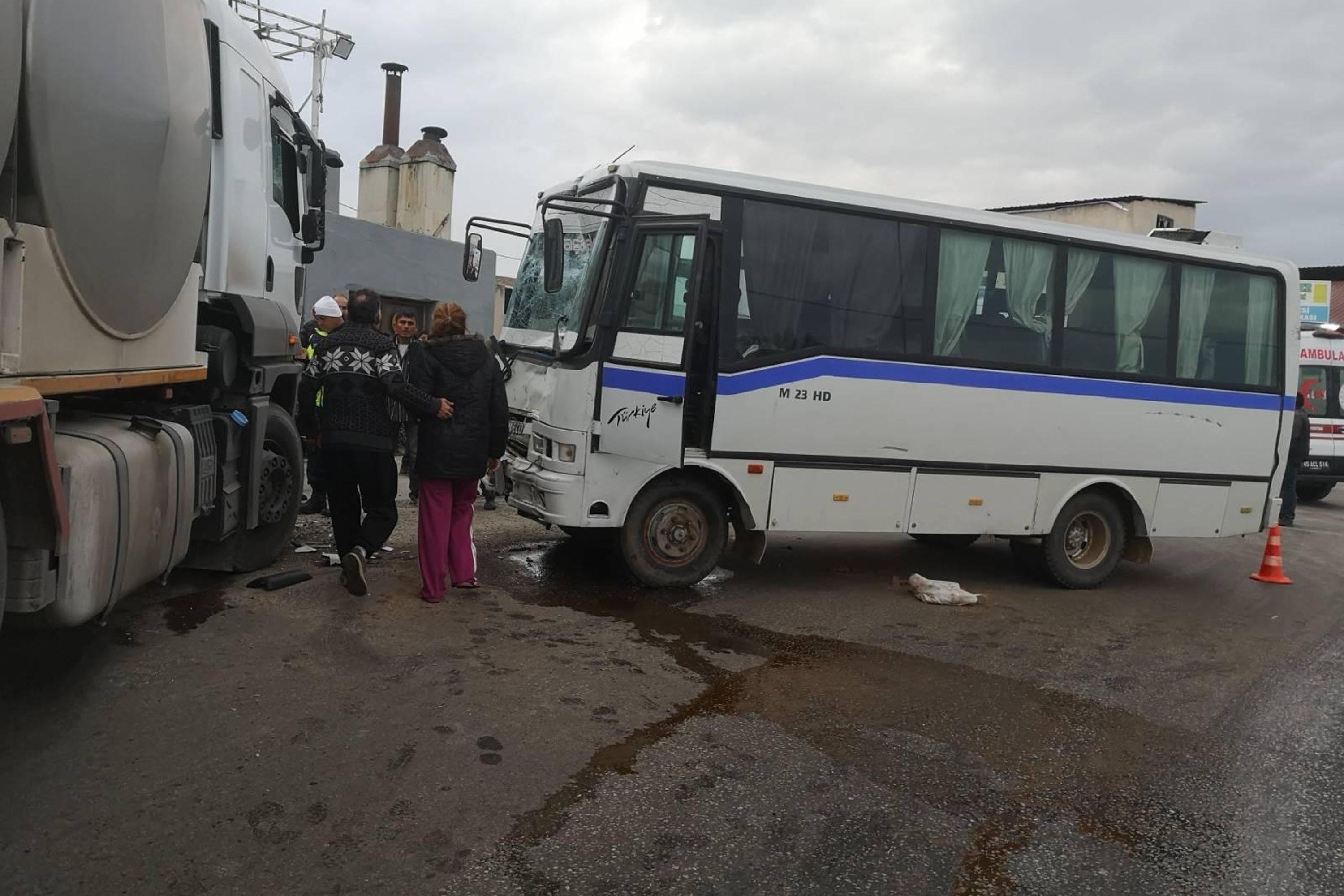 Manisa'da kazaya karışan süt kamyonu ve işçi servisi