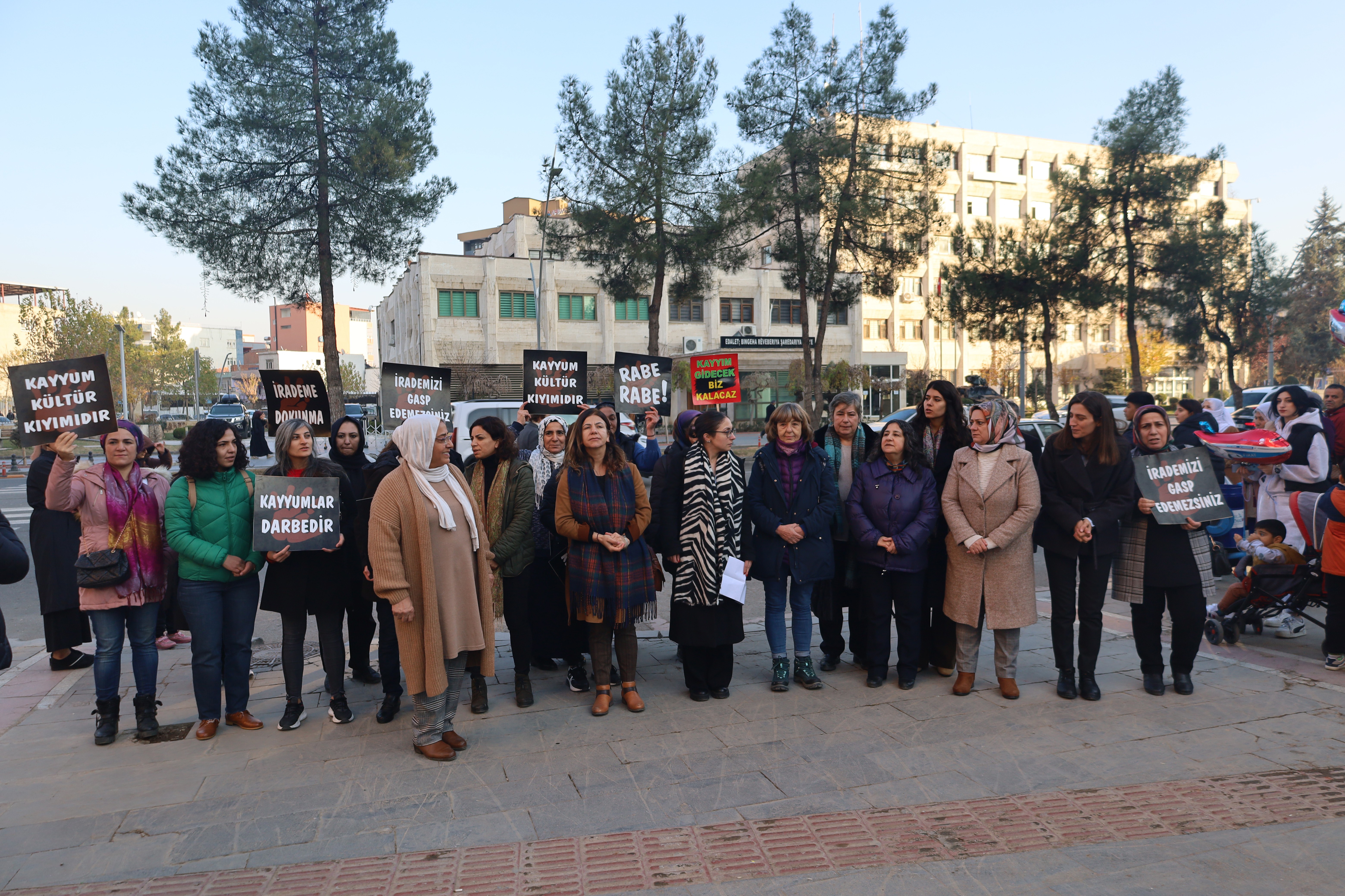 Batman'da kadınlar kayyım kararını protesto etti