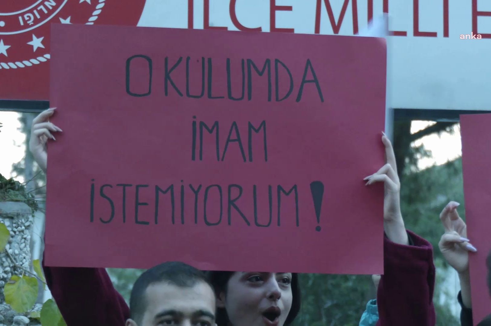 Okulumda imam istemiyorum yazılı döviz