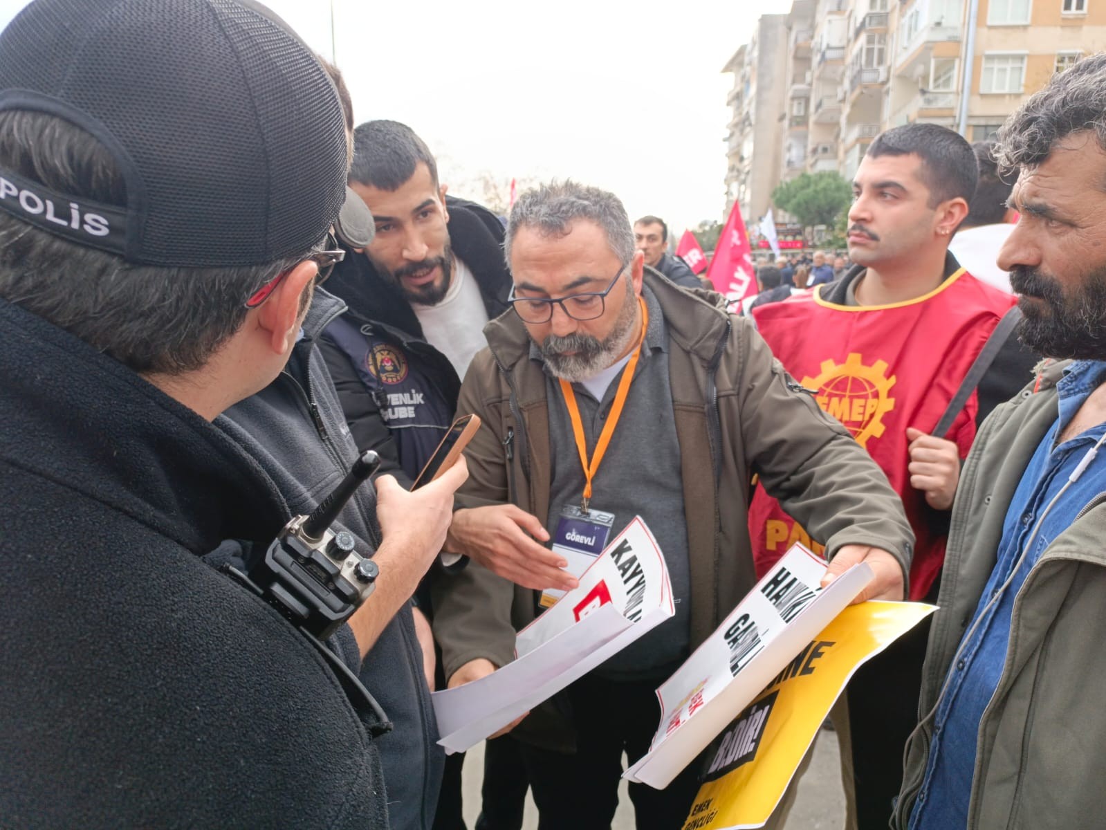 Kartal'da mitinginde polisin dövizlere müdahale ettiği an