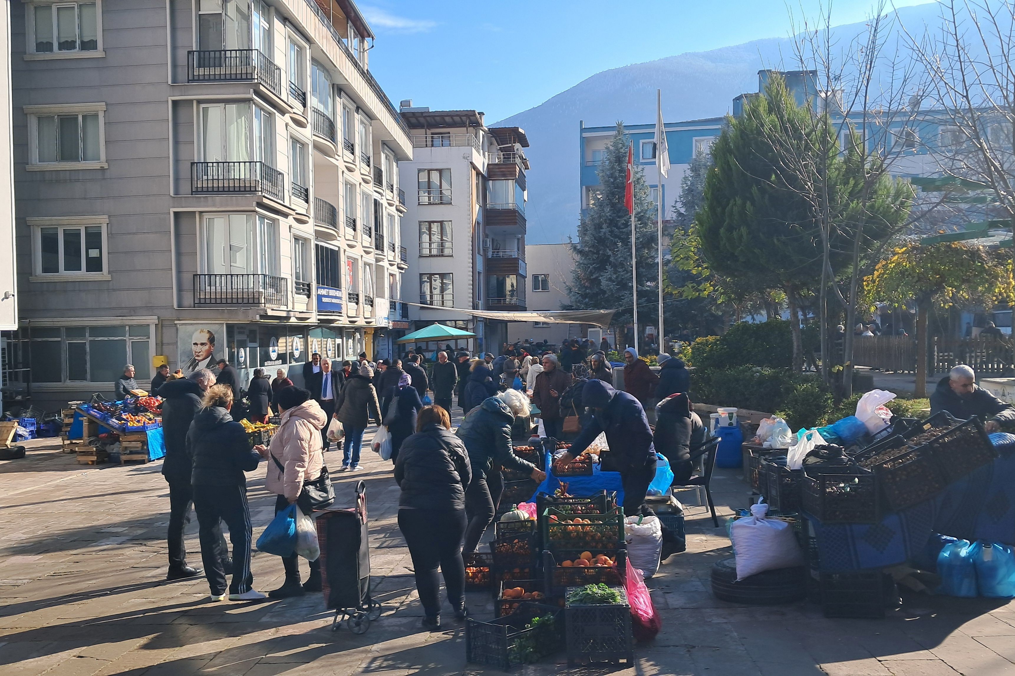 Artvin'de pazar alışverişi yapan yurttaşlar