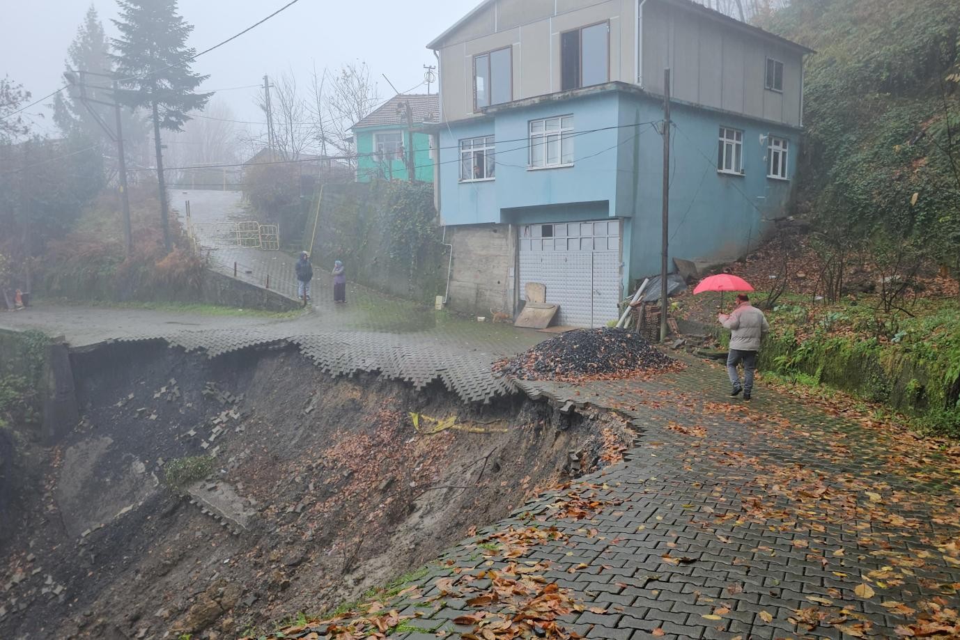 Zonguldak'ta heyelan yaşanan yol