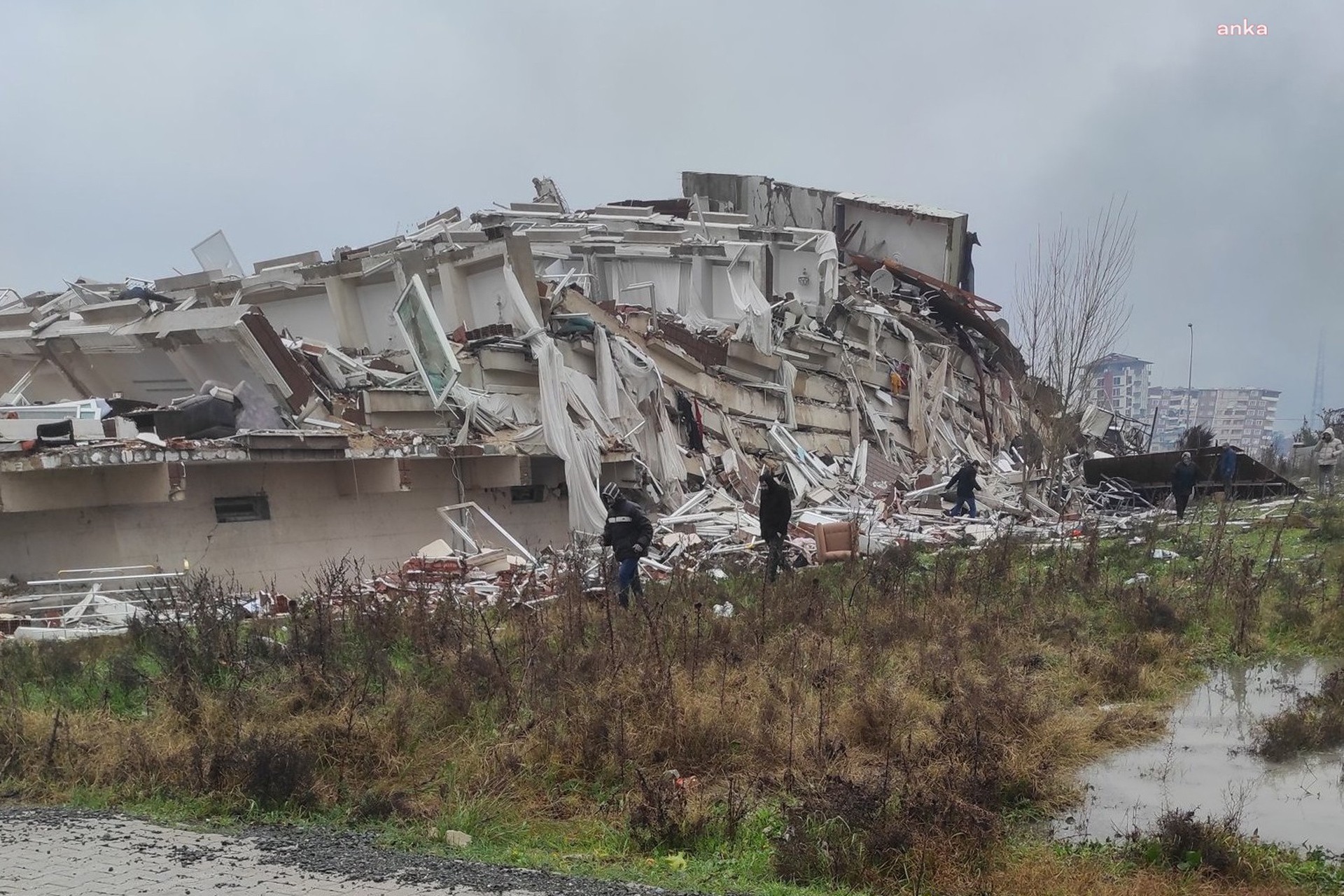 Depremde yıkılan Nilüfer Apartmanı 