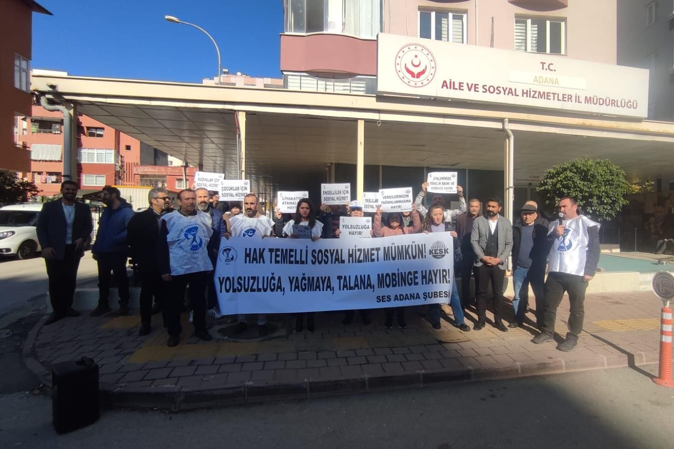 SES Adana Şubesi'nin, Aile ve Sosyal Hizmetler Adana İl Müdürlüğü önündeki basın açıklaması