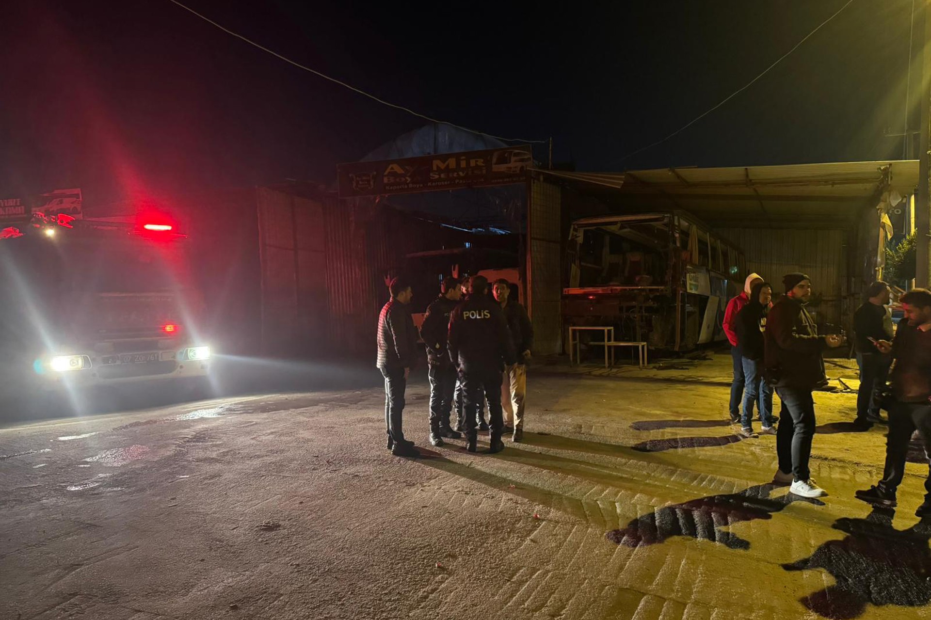 Antalya'da bir araç tamir atölyesinde yangın çıktı 