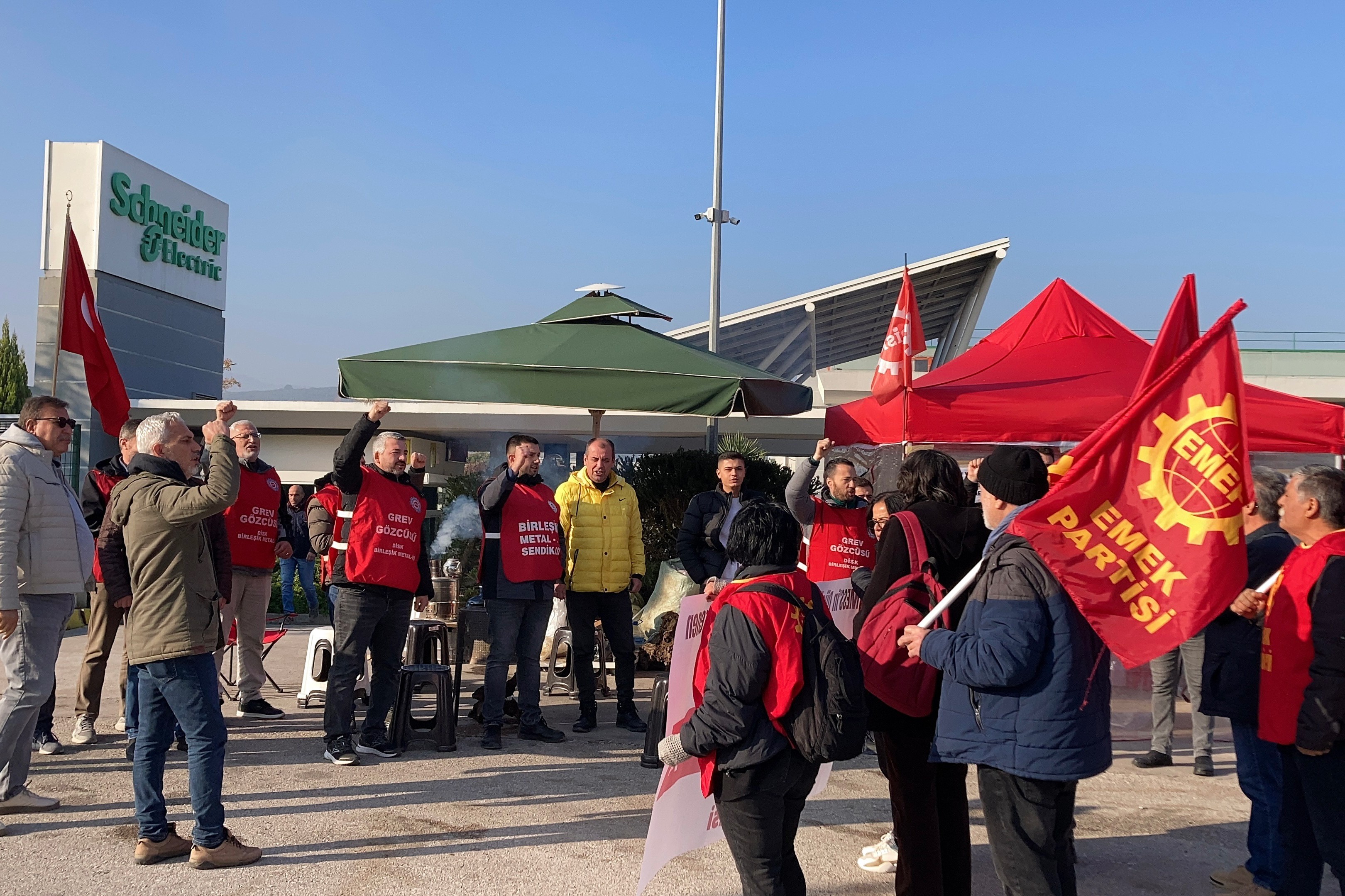 Emek Partisi grevdeki Schneider işçilerini ziyaret etti