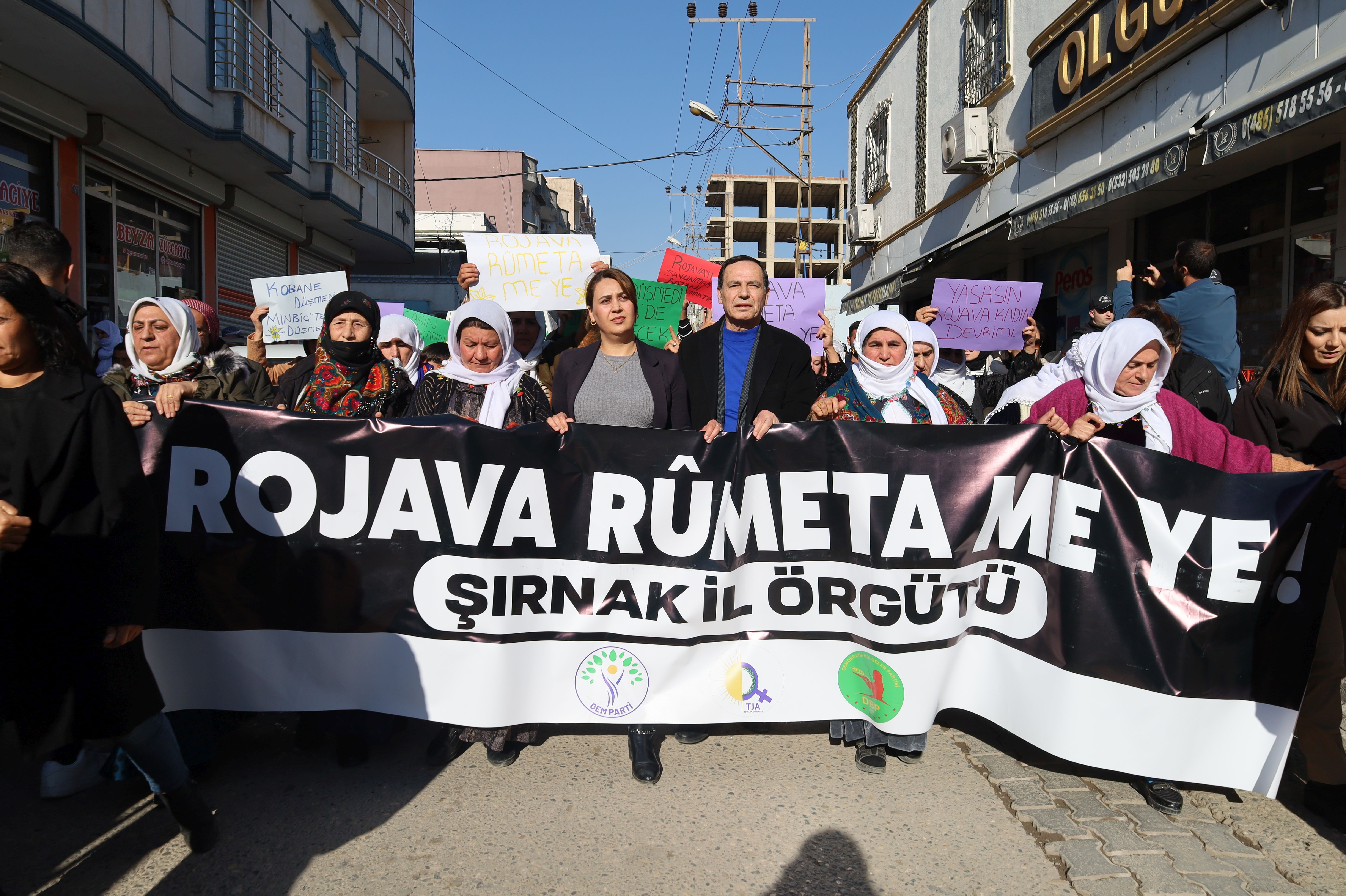 Silopi'de Rojava'ya yönelik saldırılara karşı yürüyüş düzenlendi.