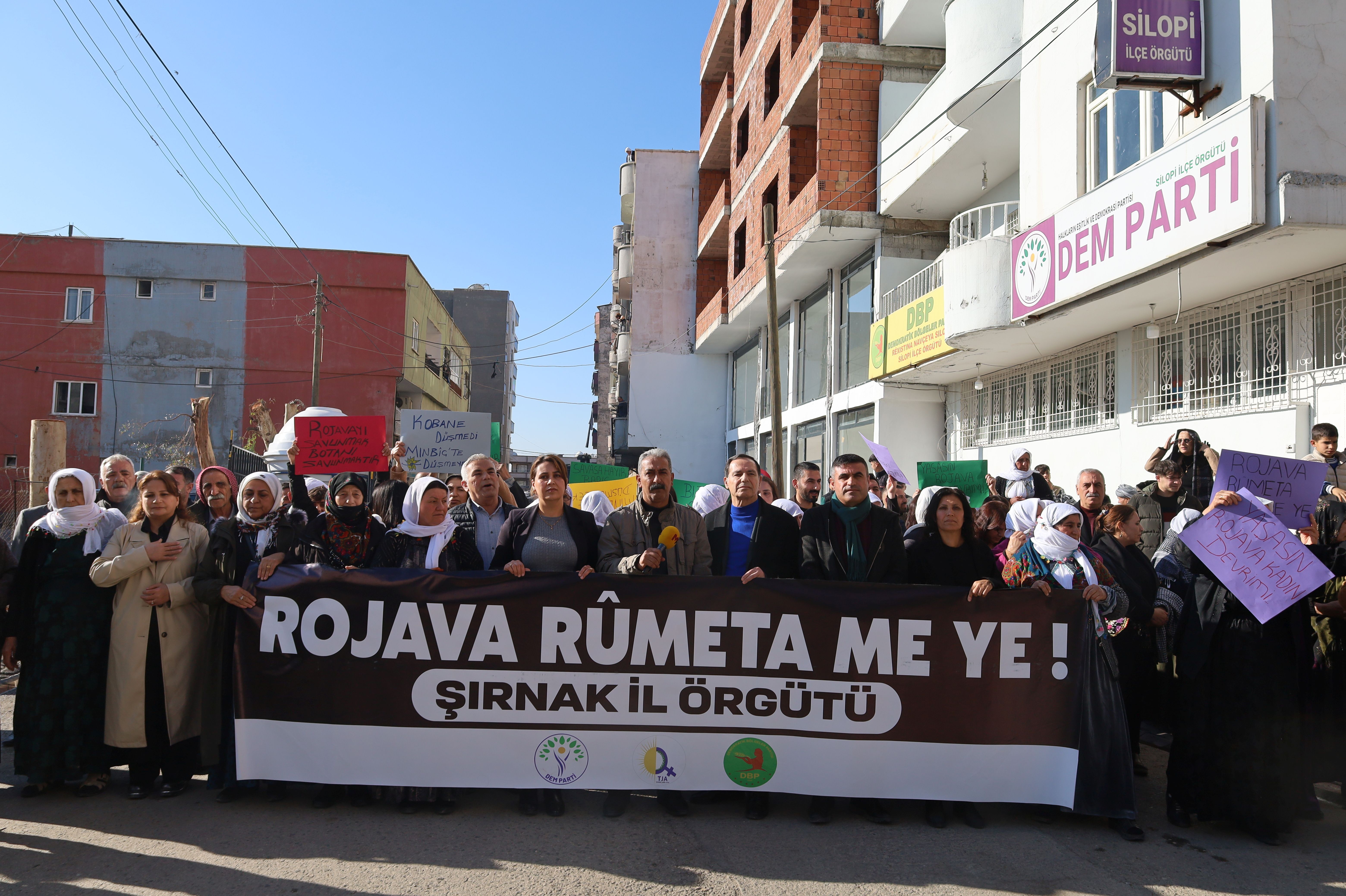 Silopi'de Rojava'ya yönelik saldırılara karşı yürüyüş düzenlendi.