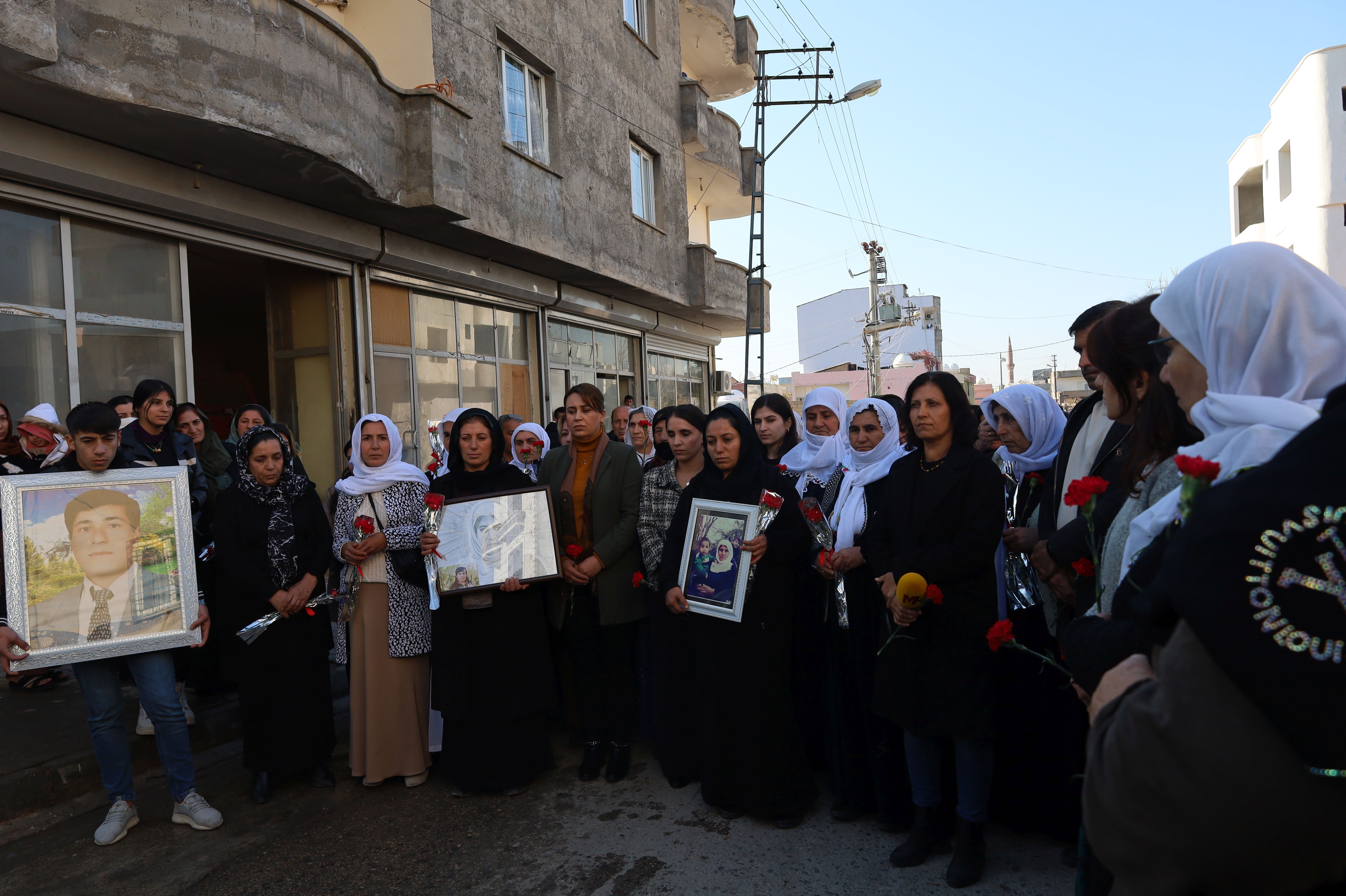 Silopi'de sokağa çıkma yasakları sırasında katledilen Taybet İnan katledildiği yerde anıldı