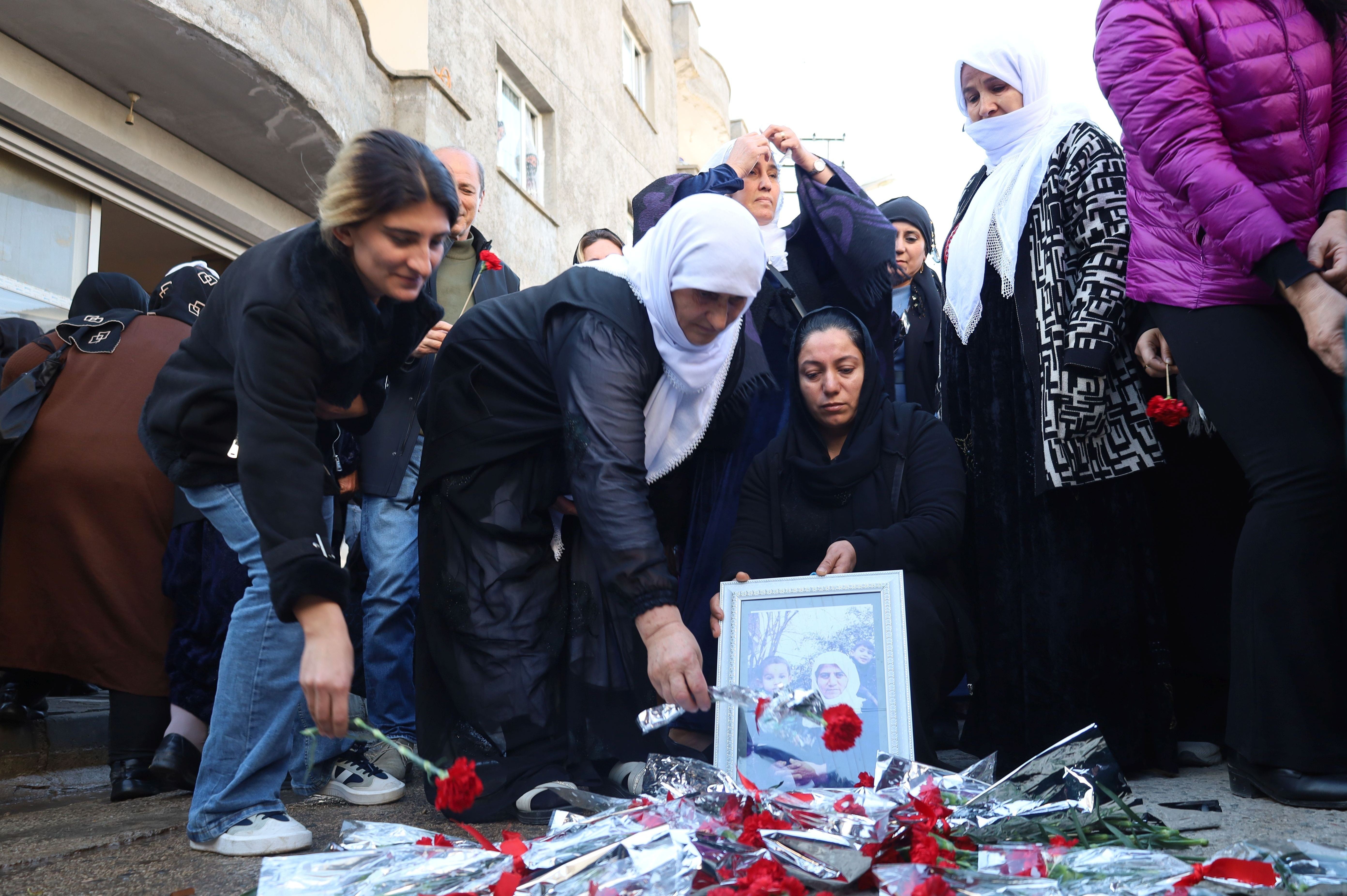 Silopi'de sokağa çıkma yasakları sırasında katledilen Taybet İnan katledildiği yerde anıldı