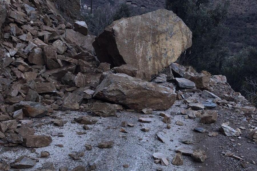 Heyelan sonrası kapanan yol