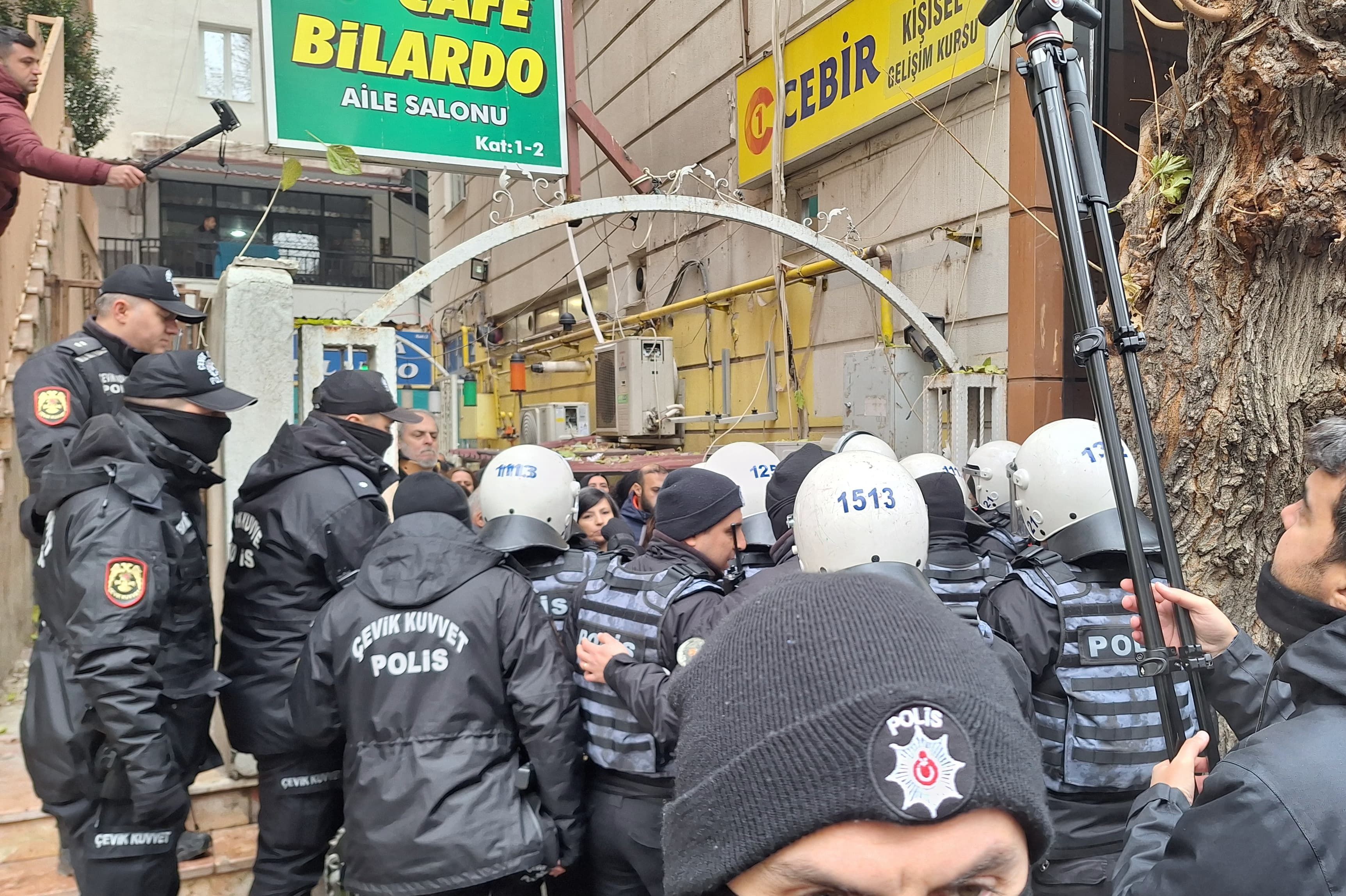 Öldürülen gazeteciler için Diyarbakır'da düzenlenen eyleme polis engeli