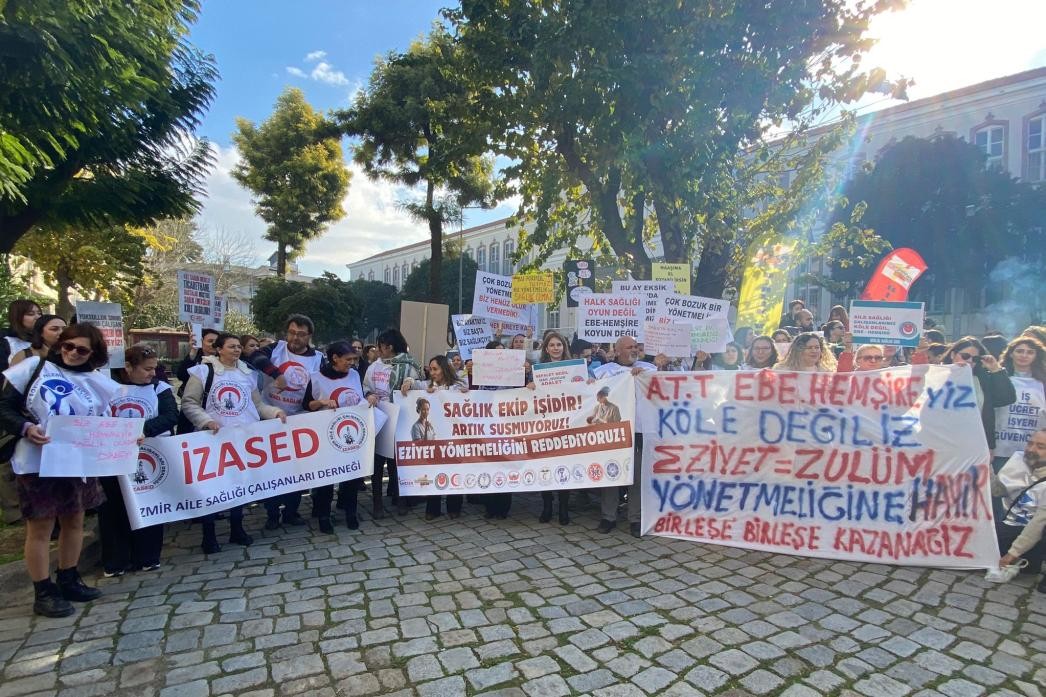 İzmir İl Sağlık Müdürlüğü önünde bir araya gelen Ebe ve hemşireler 