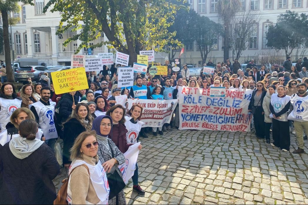 İzmir İl Sağlık Müdürlüğü önünde bir araya gelen Ebe ve hemşireler 