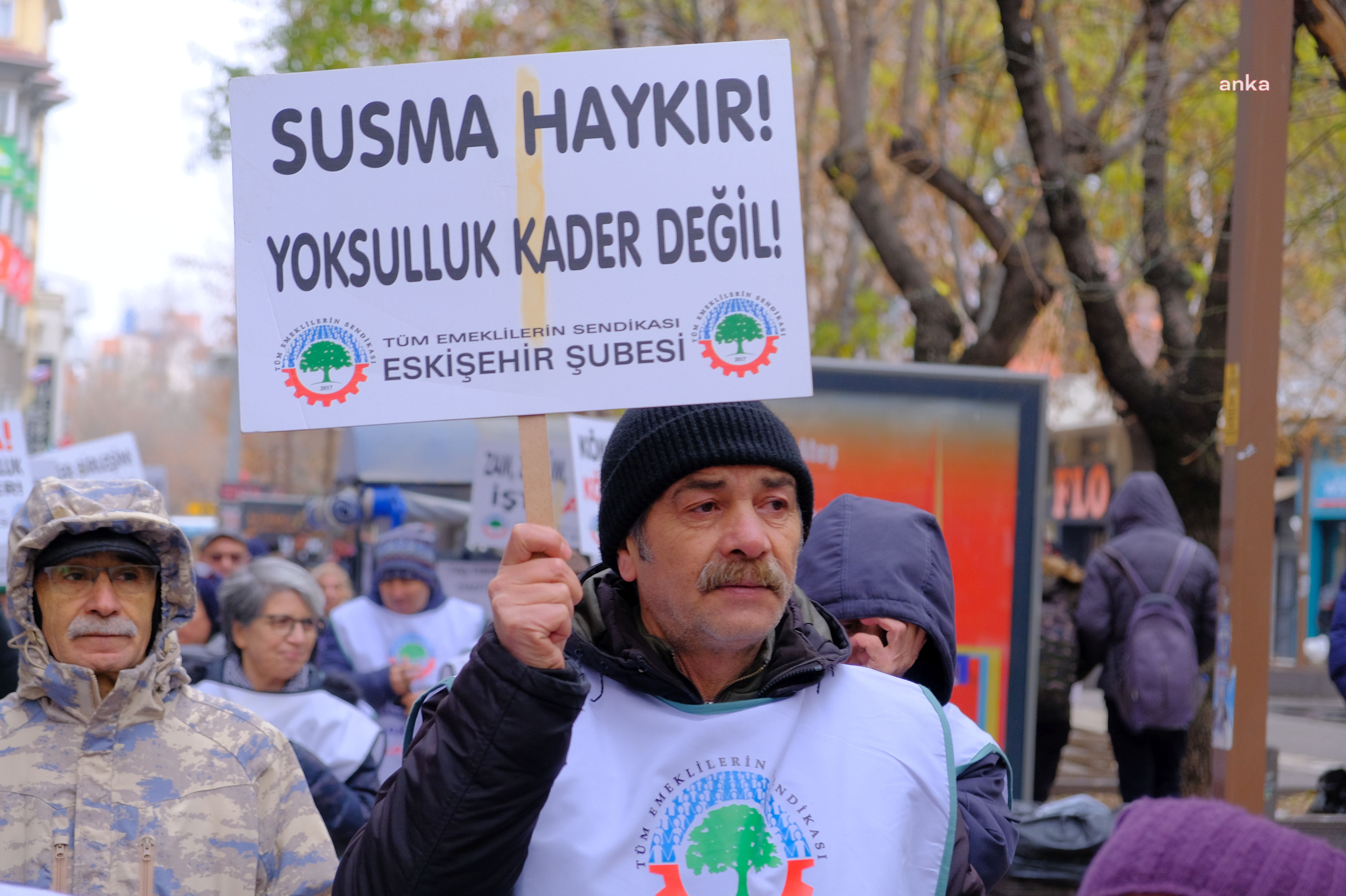 Yoksulluk kader değildir yazılı döviz taşıyan emekli