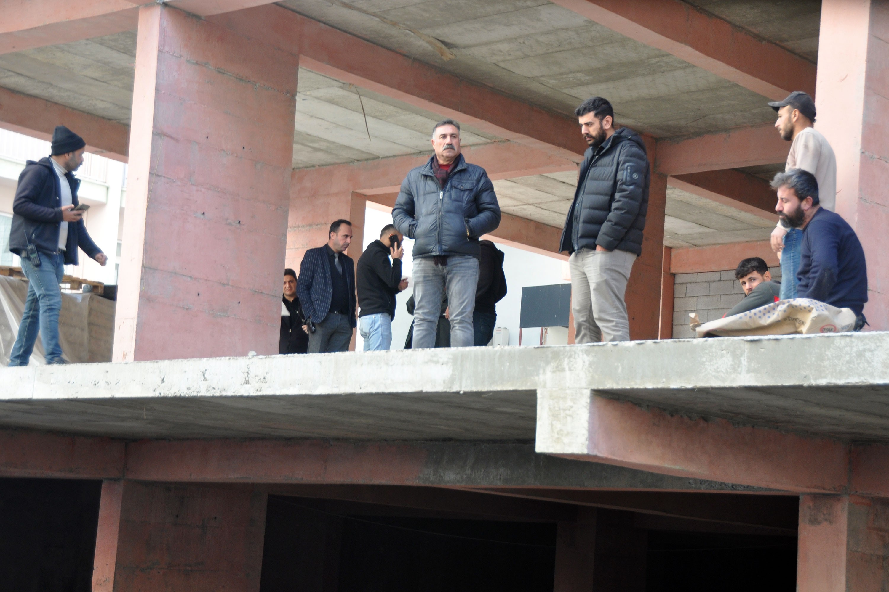 Mardin'in Artuklu ilçesinde inşaattan düşen işçi yaşamını yitirdi.