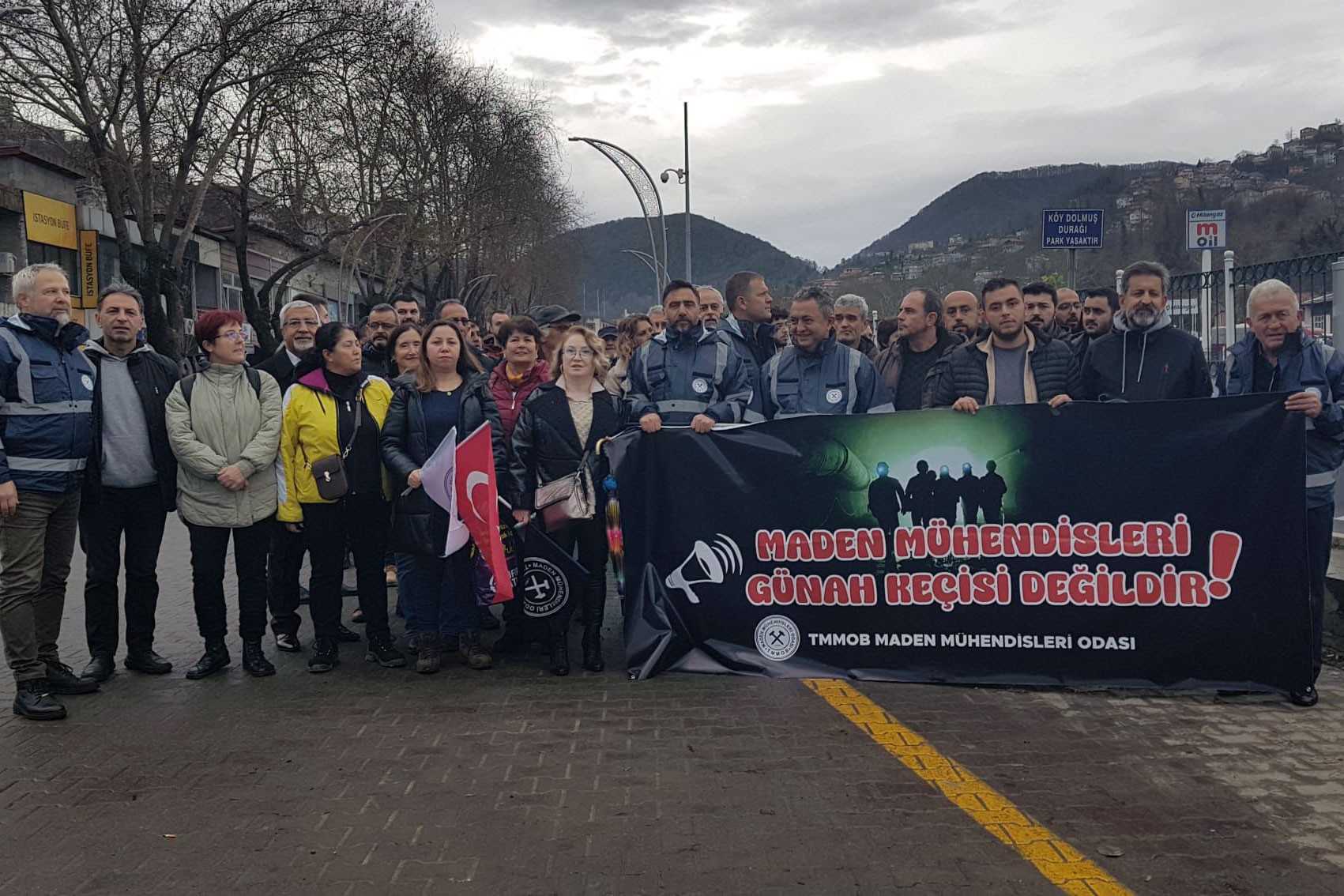 Maden Mühendisleri Odası Zonguldak'ta 'Maden mühendisleri günah keçisi değildir' diyerek yürüyüş ve basın açıklaması düzenledi.