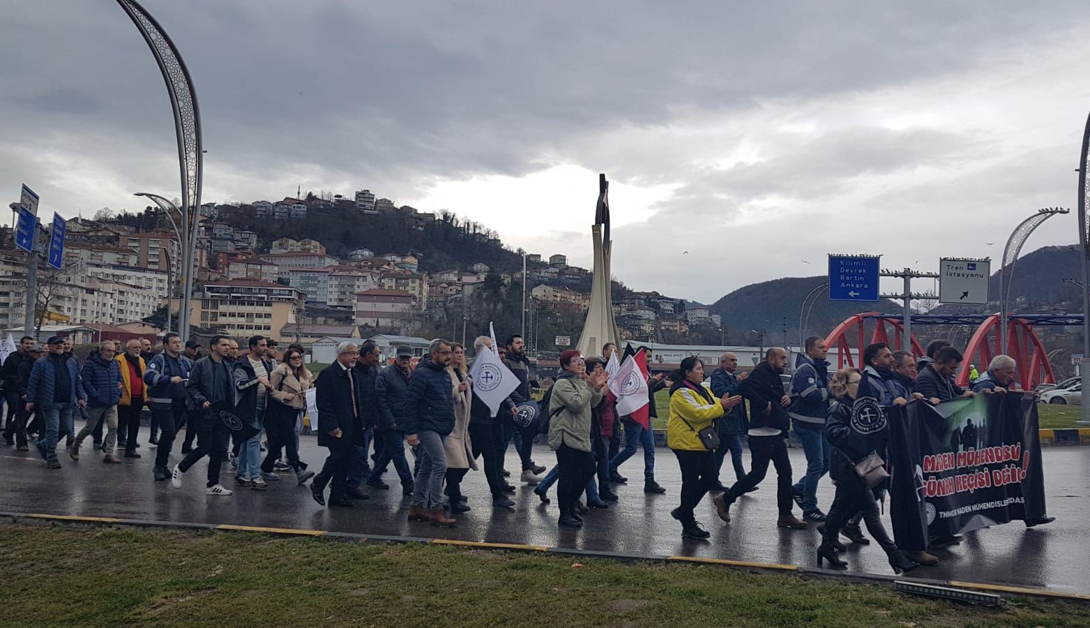 Maden Mühendisleri Odası Zonguldak'ta 'Maden mühendisleri günah keçisi değildir' diyerek yürüyüş ve basın açıklaması düzenledi.