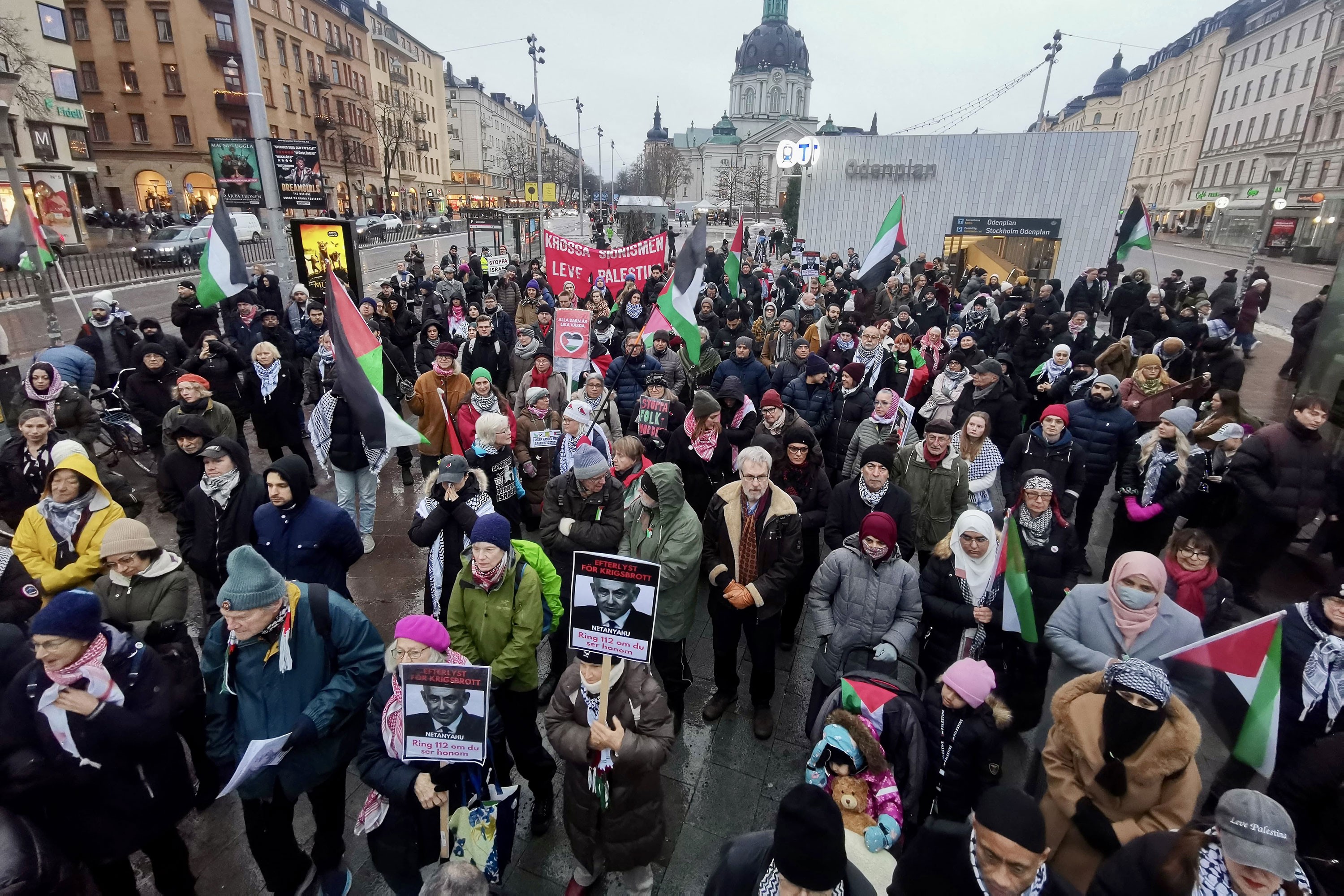 İsveç'in başkenti Stockholm'de yüzlerce kişi Filistin'e destek için Meclis'e yürüdü