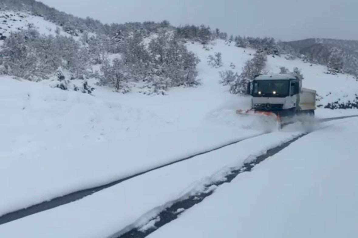 Kar nedeniyle yollar kapandı