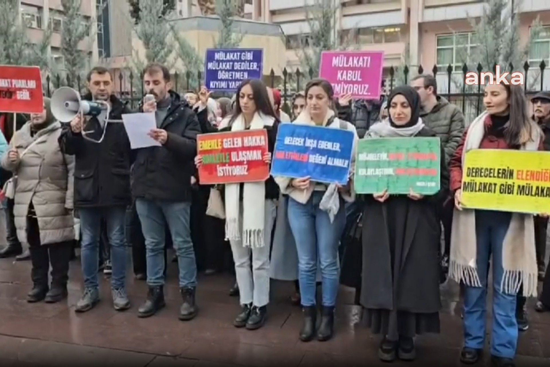 Mülakat mağduru öğretmenler, Milli Eğitim Bakanlığı önünde eylem yaptı