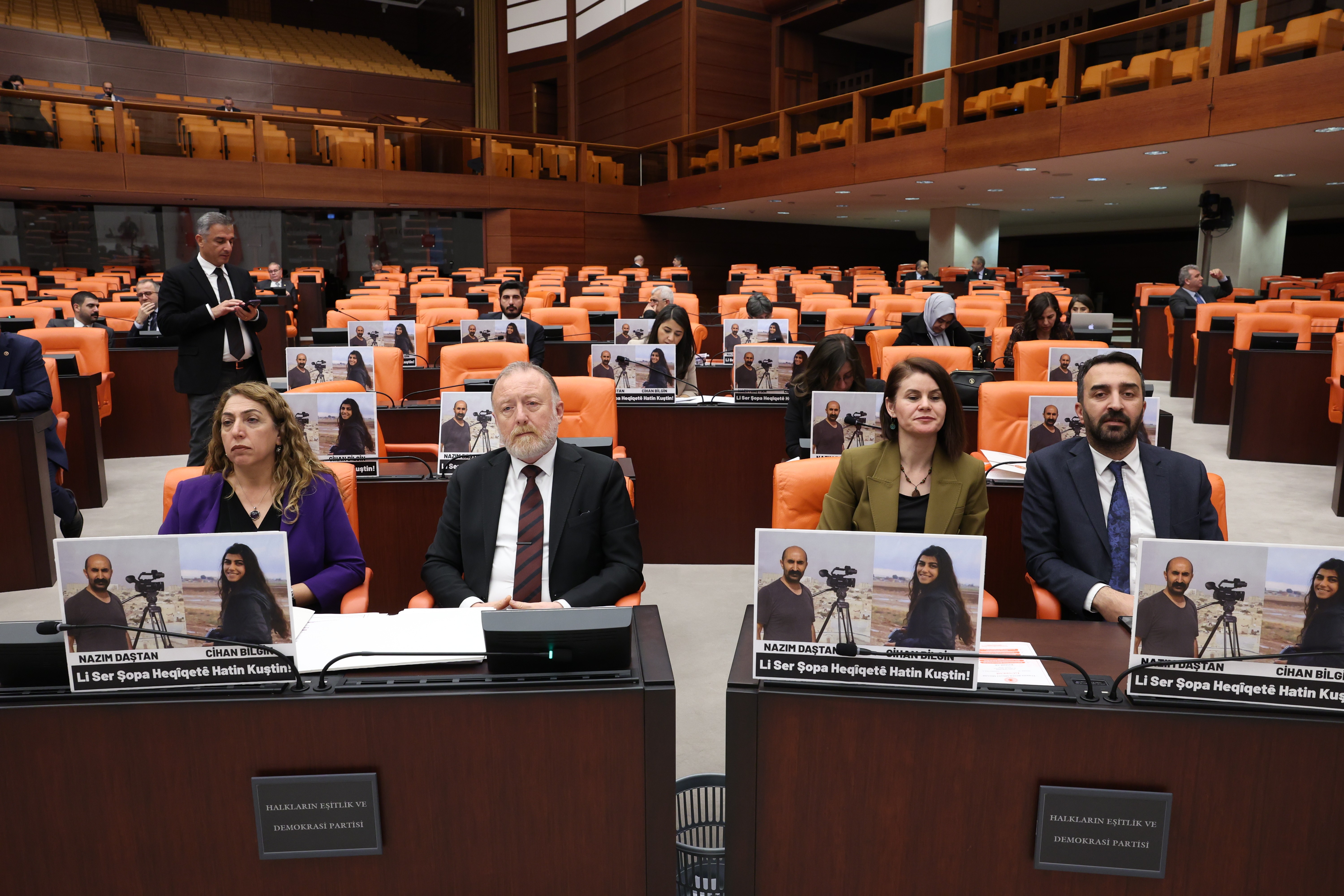 Meclis sıralarında önlerine gazetecilerin fotoğraflarını koyan vekiller