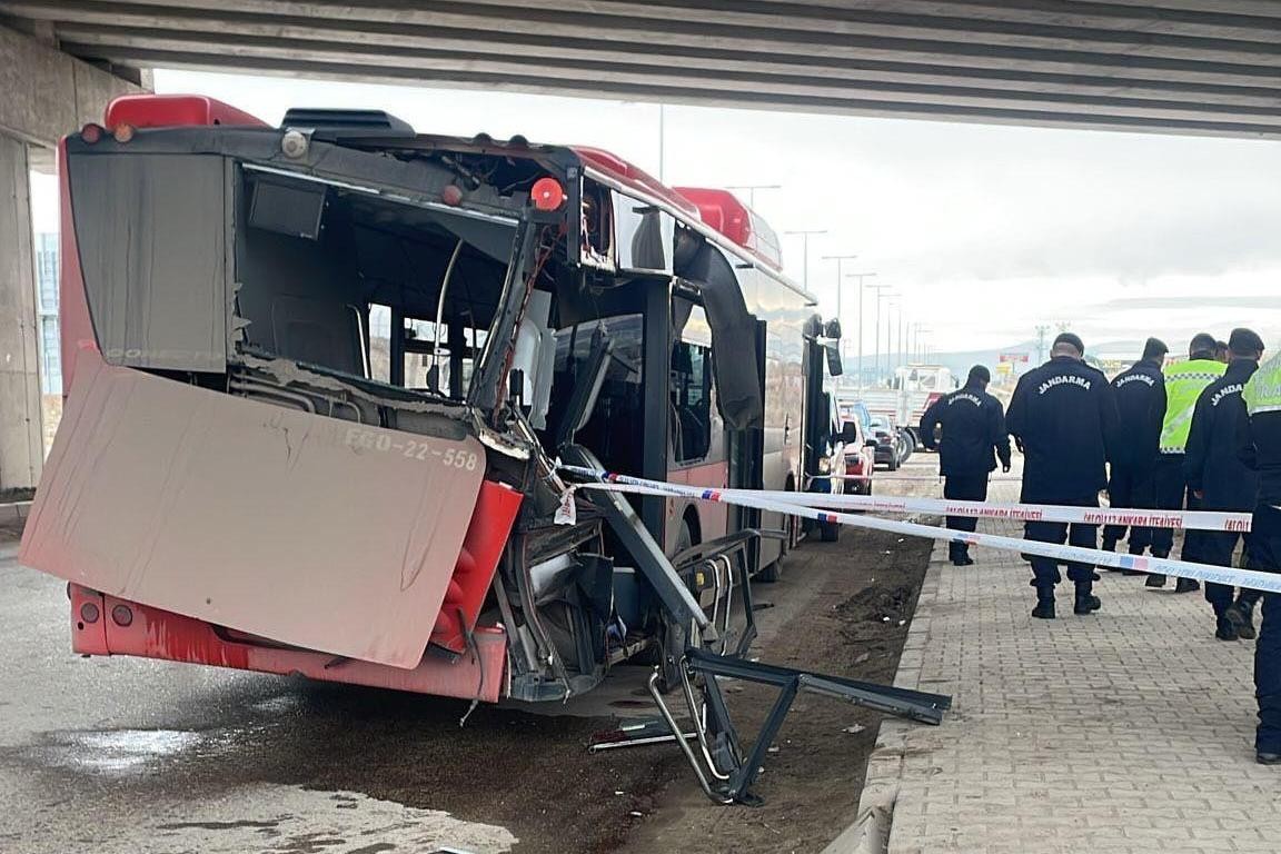 Tırla çarpışan belediye otobüsü