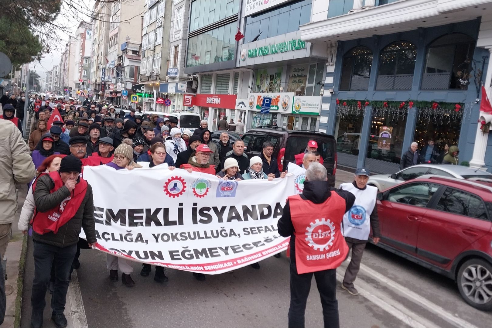 Samsun'da emeklilerin gerçekleştirdiği yürüyüş.