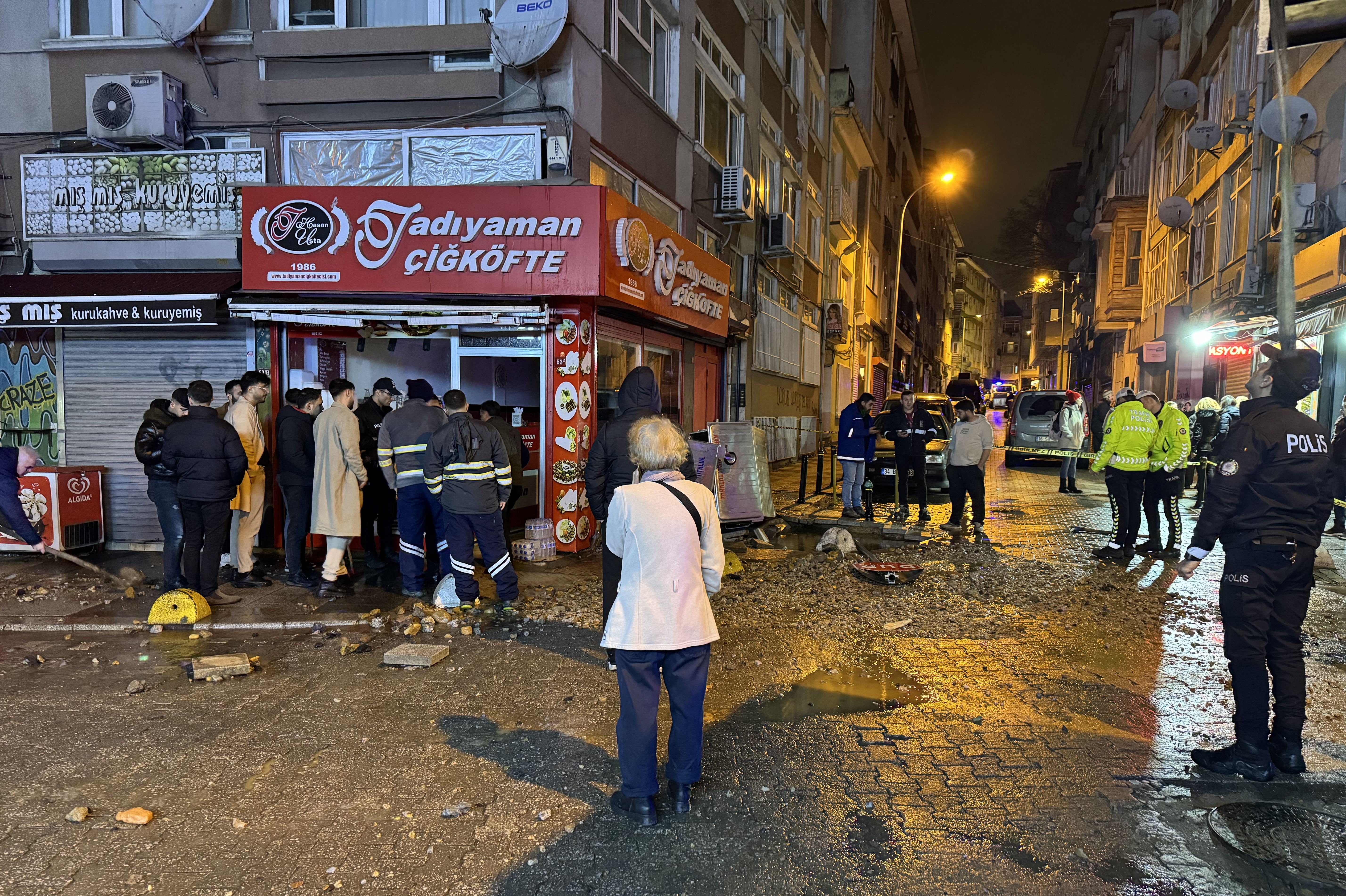 patlamanın yaşandığı sokak, polis ve İSKİ ekipleri