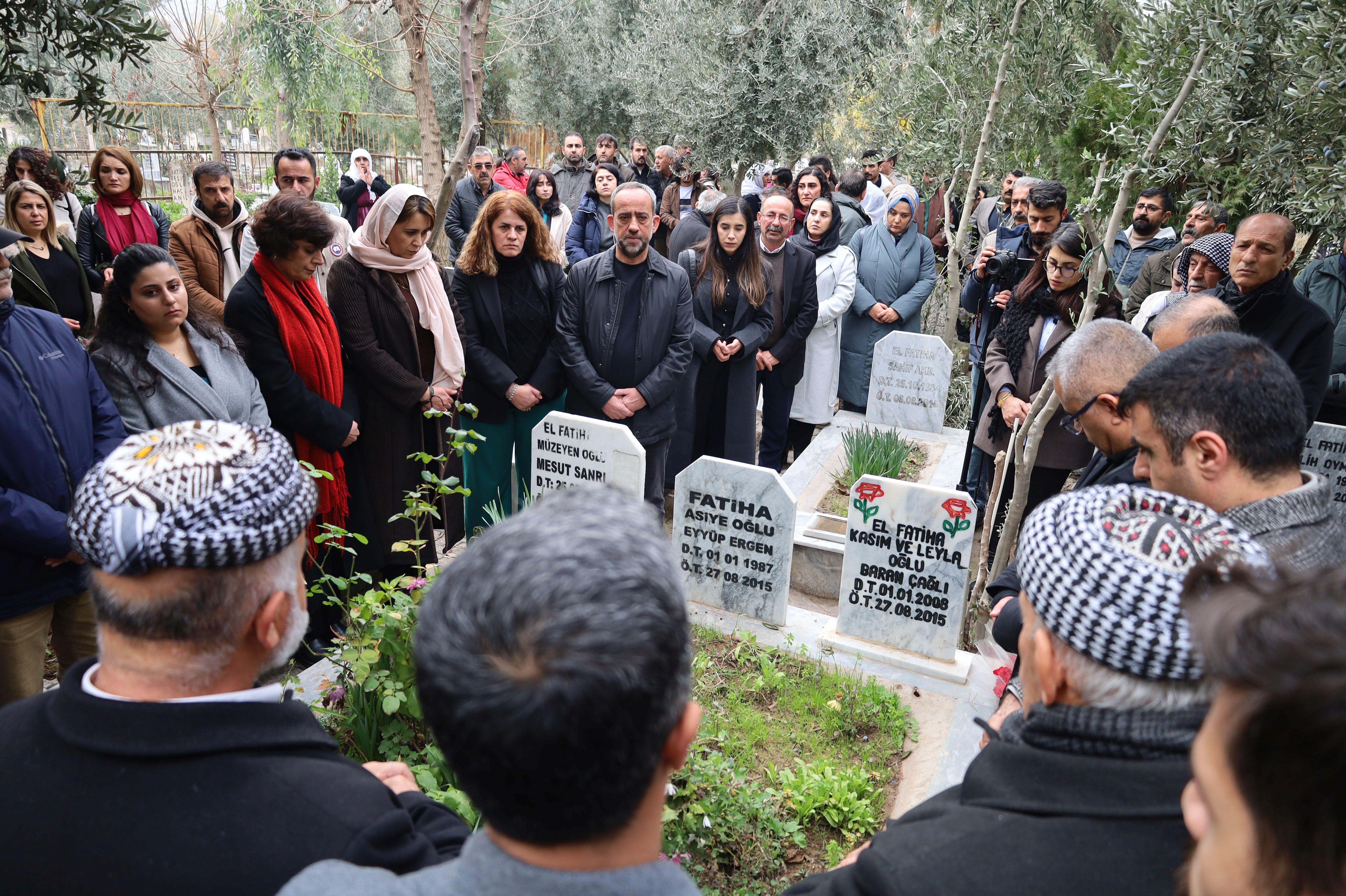 mezar başındaki kalabalık