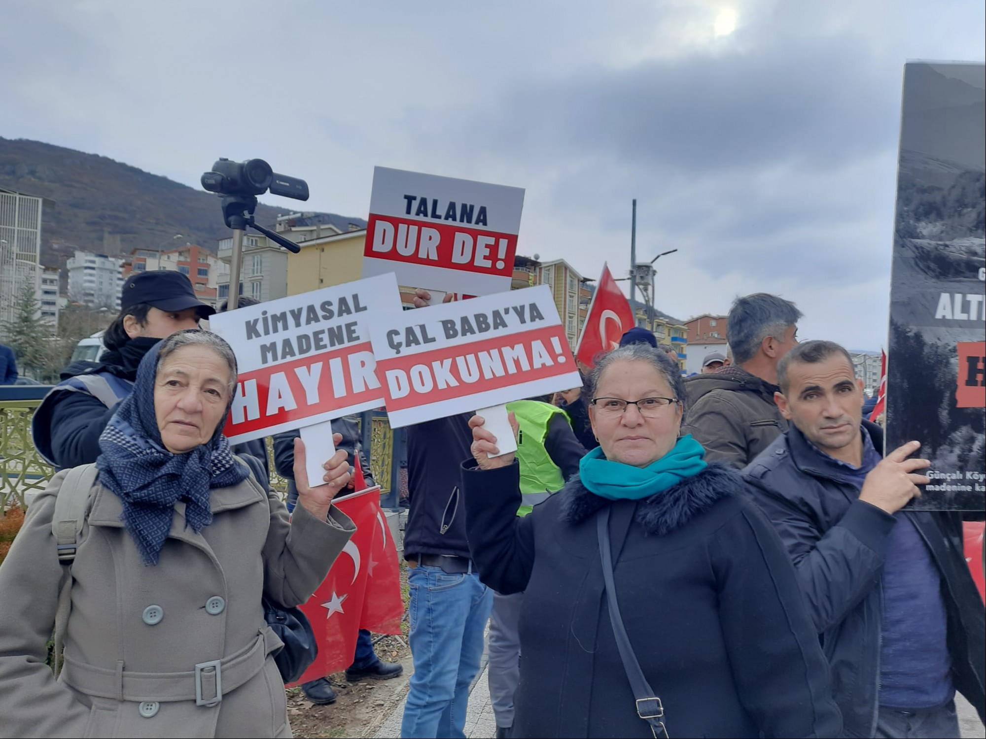 Çal Baba ormanına dokunma dövizi tutan kadınlar