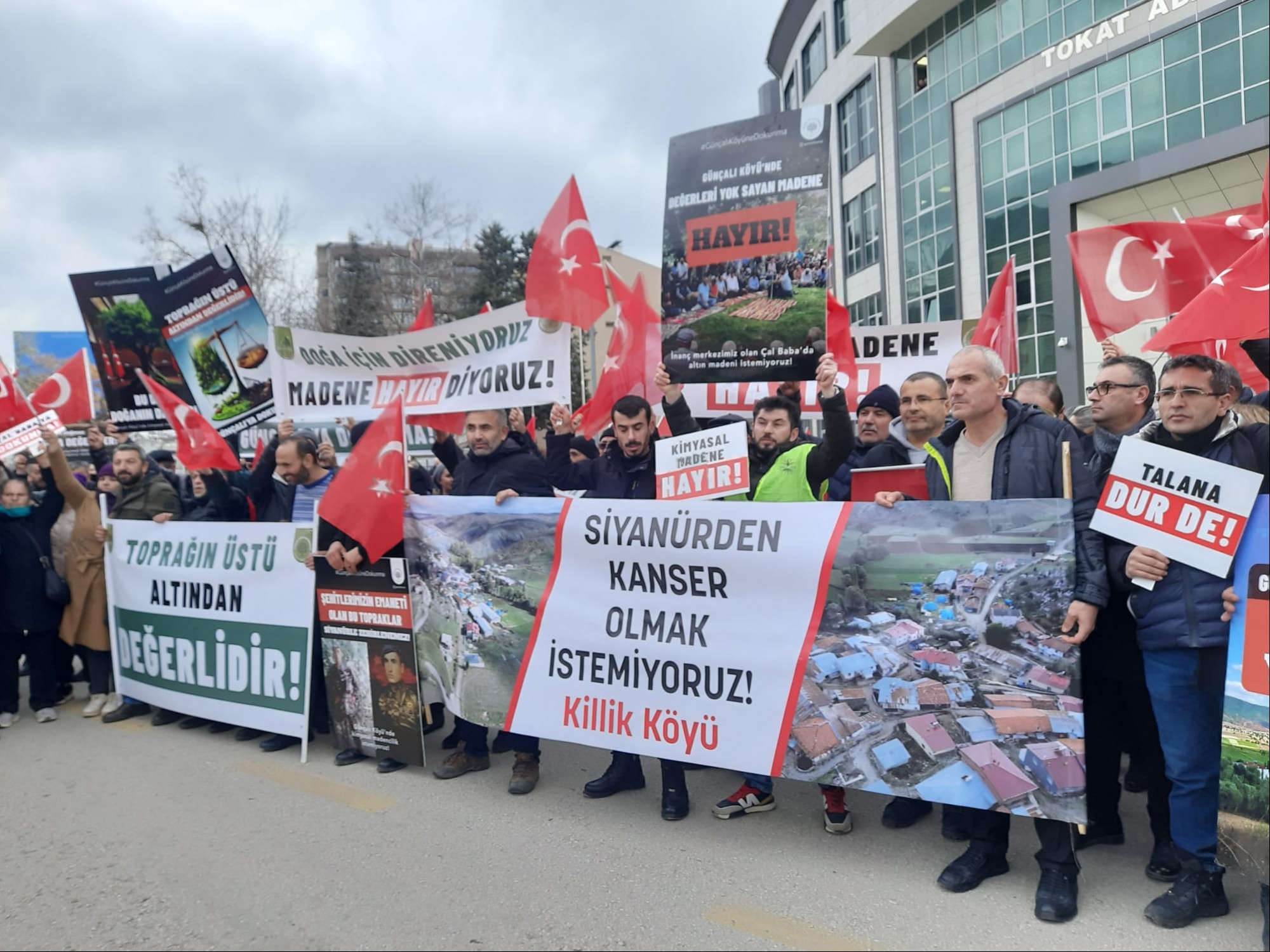 Çal Baba ormanına dokunma dövizi tutan kadınlar