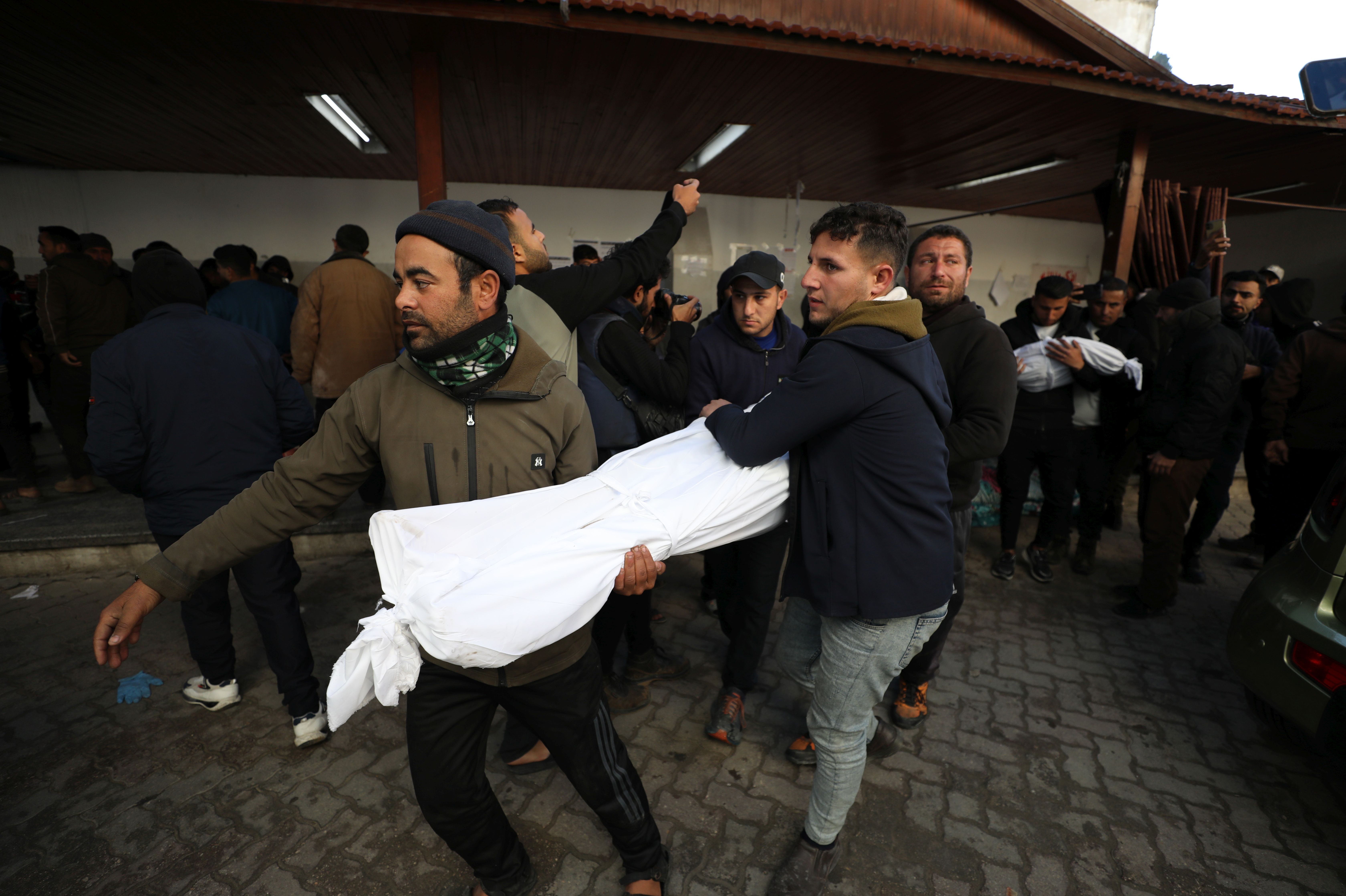 Gazze'de yaşamını yitirenlerin cenazesi hastaneye getirildi