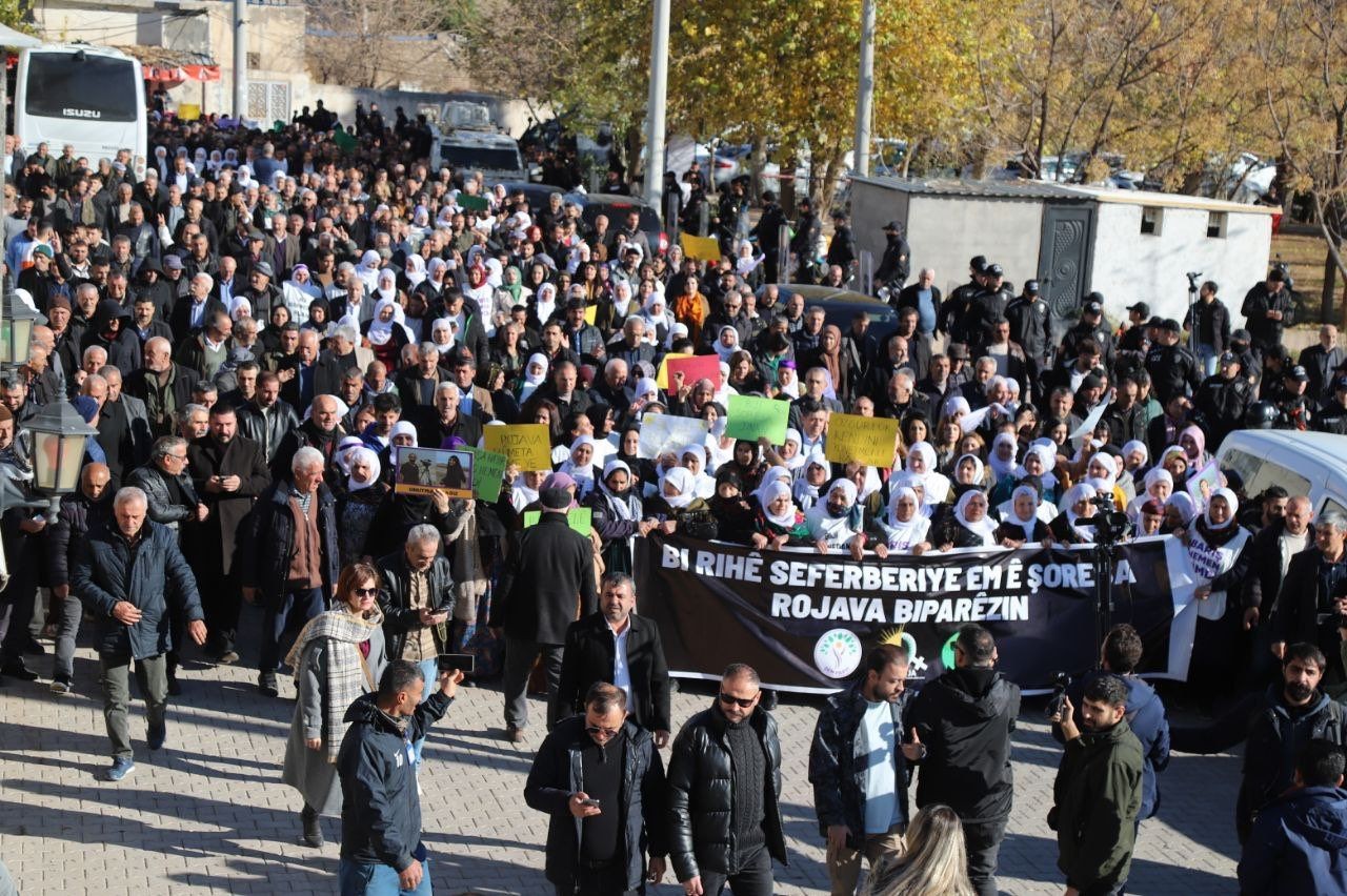 Binlerce kişi Kamışlo sınırına yürüdü: Barış elini tutmaya çağırıyoruz