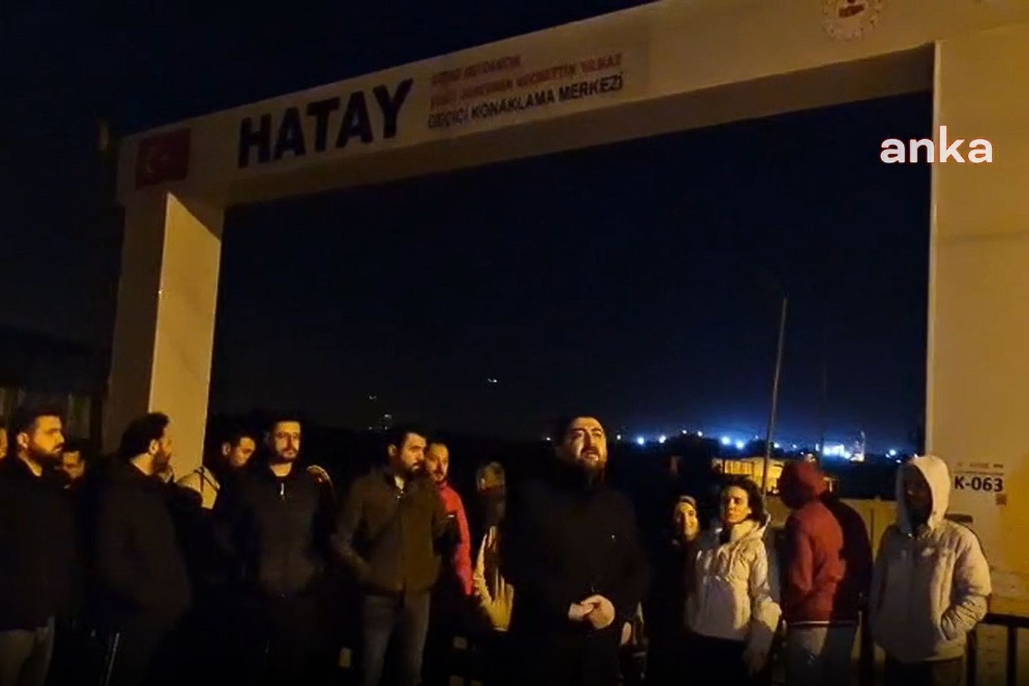 Hatay’da konteyner kentte kalan öğretmenler, elektriklerin kesilmesini protesto etti.