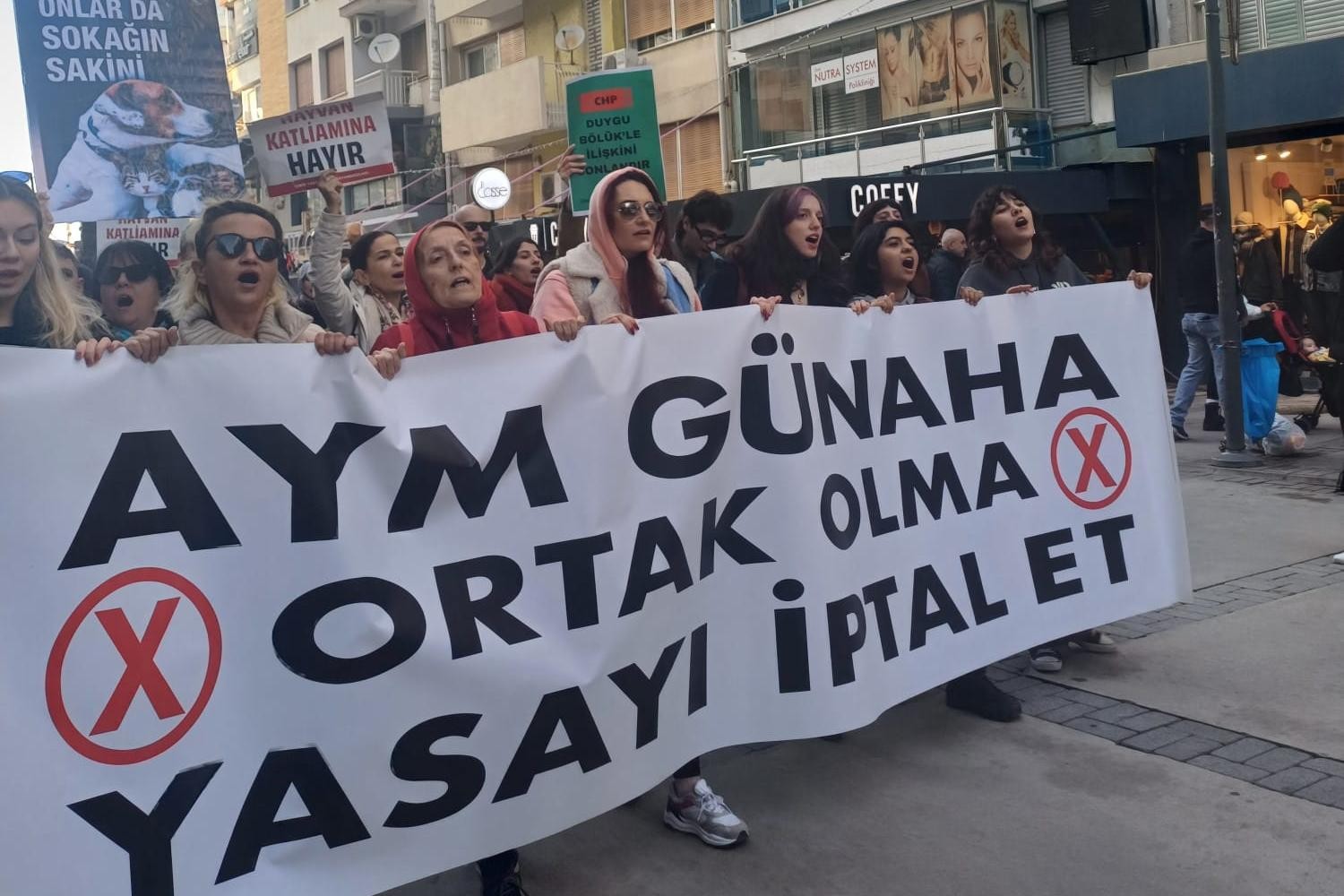 İzmir'de hayvan katliamına karşı eylem