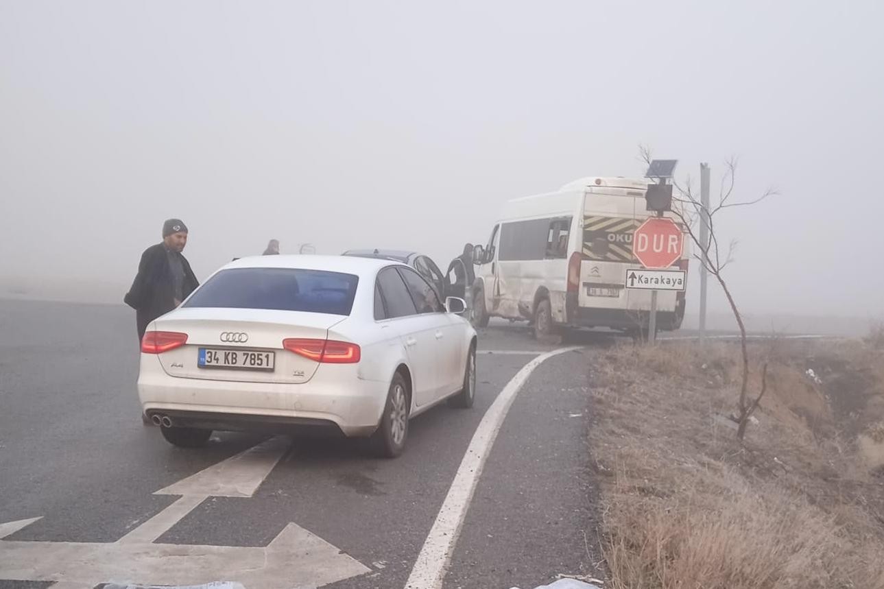 Kaza yapan öğrenci servisi ve otomobil