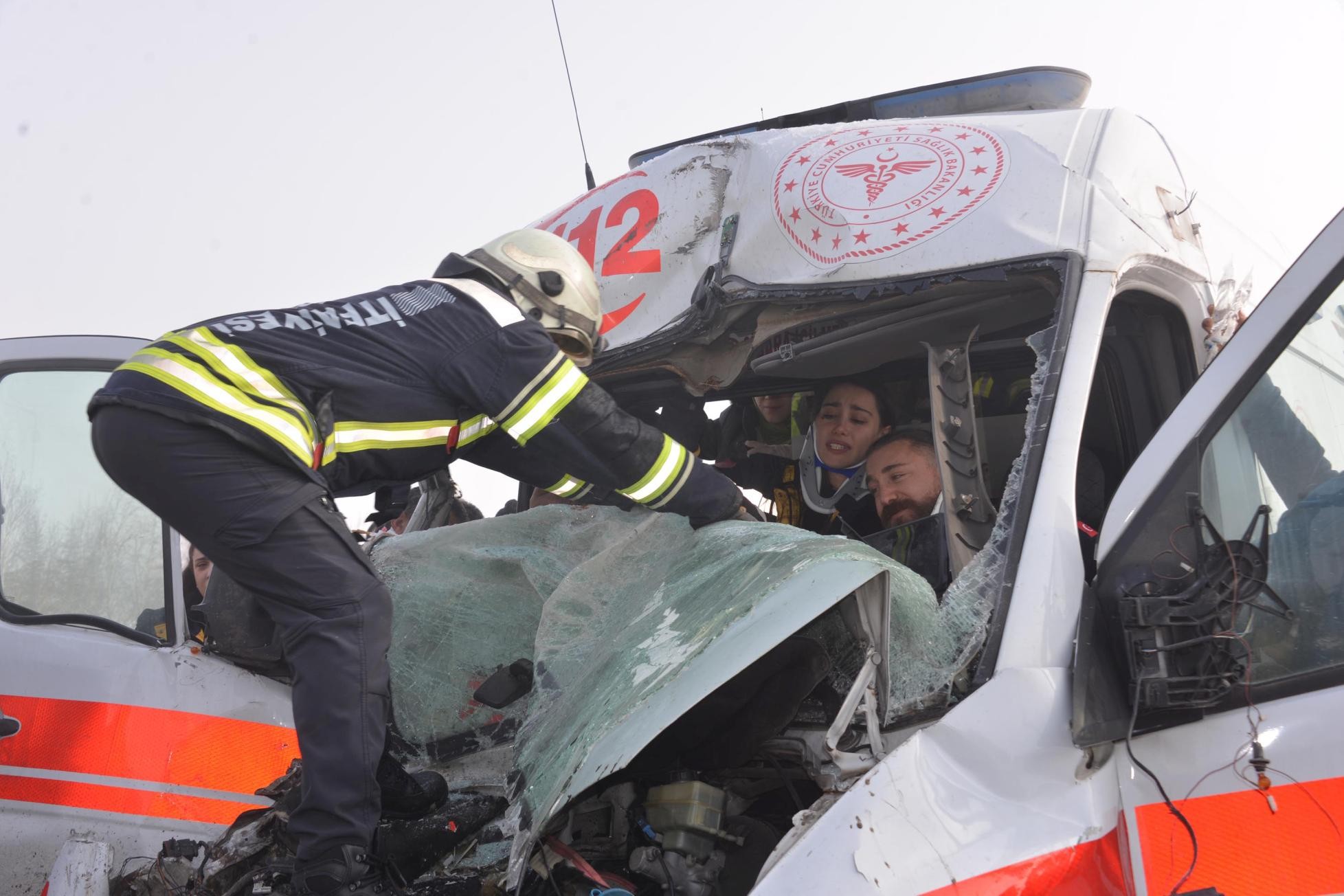 Kaza ihbarına giden ambulans, tıra çarptı; 3 sağlık görevlisi yaralandı