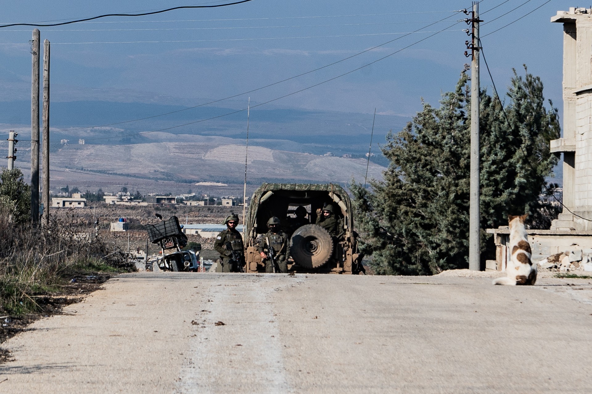 Golan Tepeleri'ndeki Suriye-İsrail sınırı bölgesinde bekleyen İsrail askerleri 