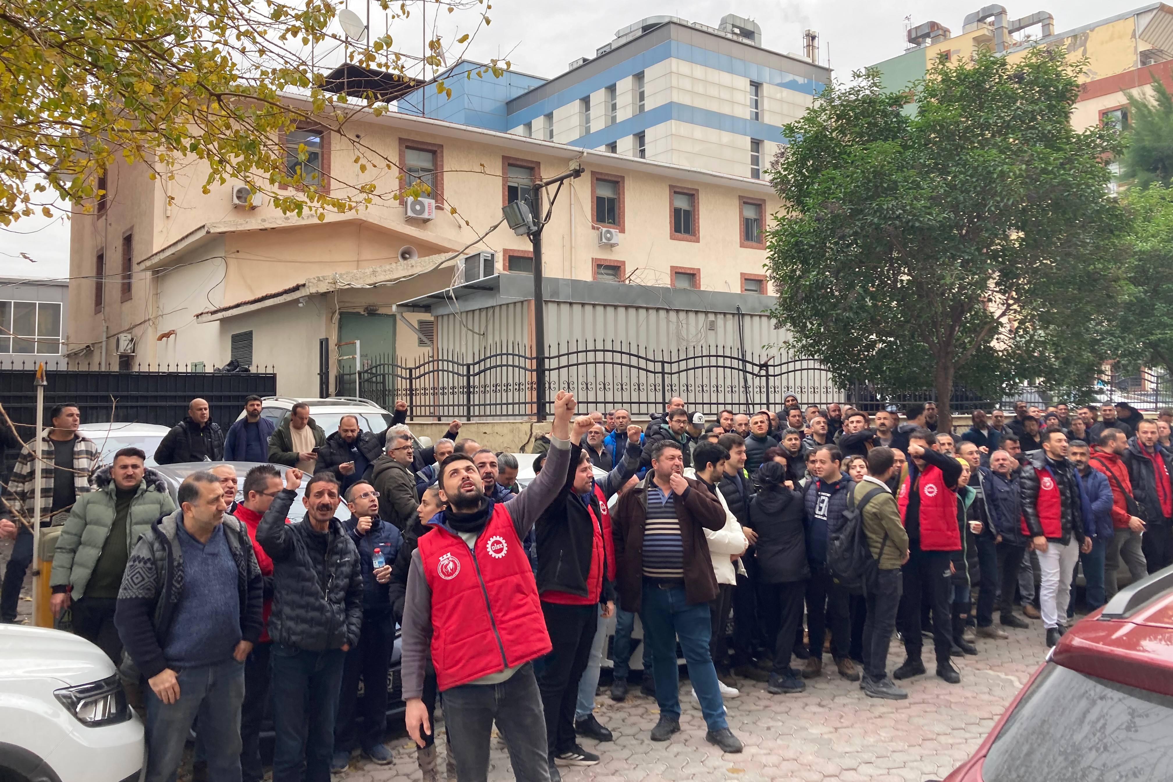 İzBB'nin şirketleri İZELMAN ve İZENERJİ'de işçiler ücretlerinin ödenmemesi üzerine iş bıraktı 