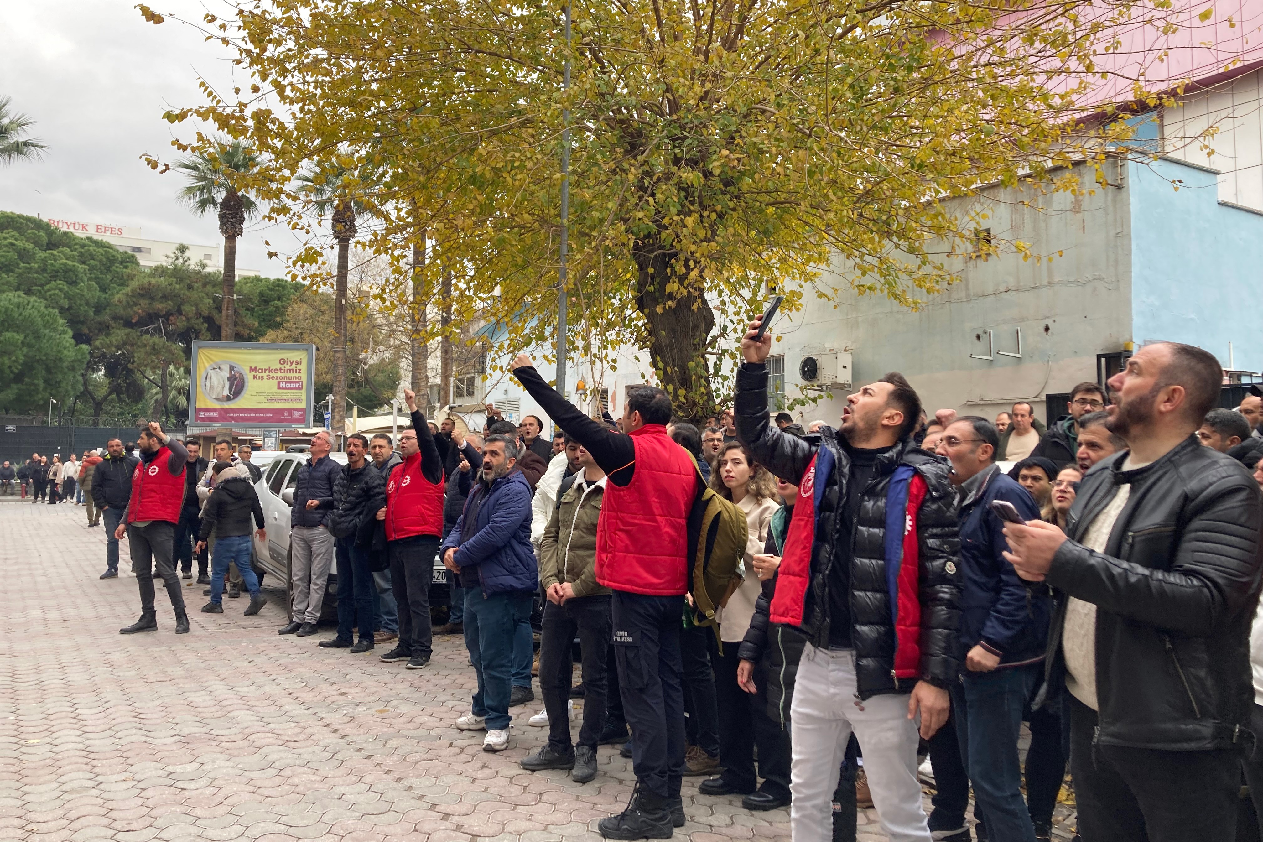 İzBB'nin şirketleri İZELMAN ve İZENERJİ'de işçiler ücretlerinin ödenmemesi üzerine iş bıraktı 