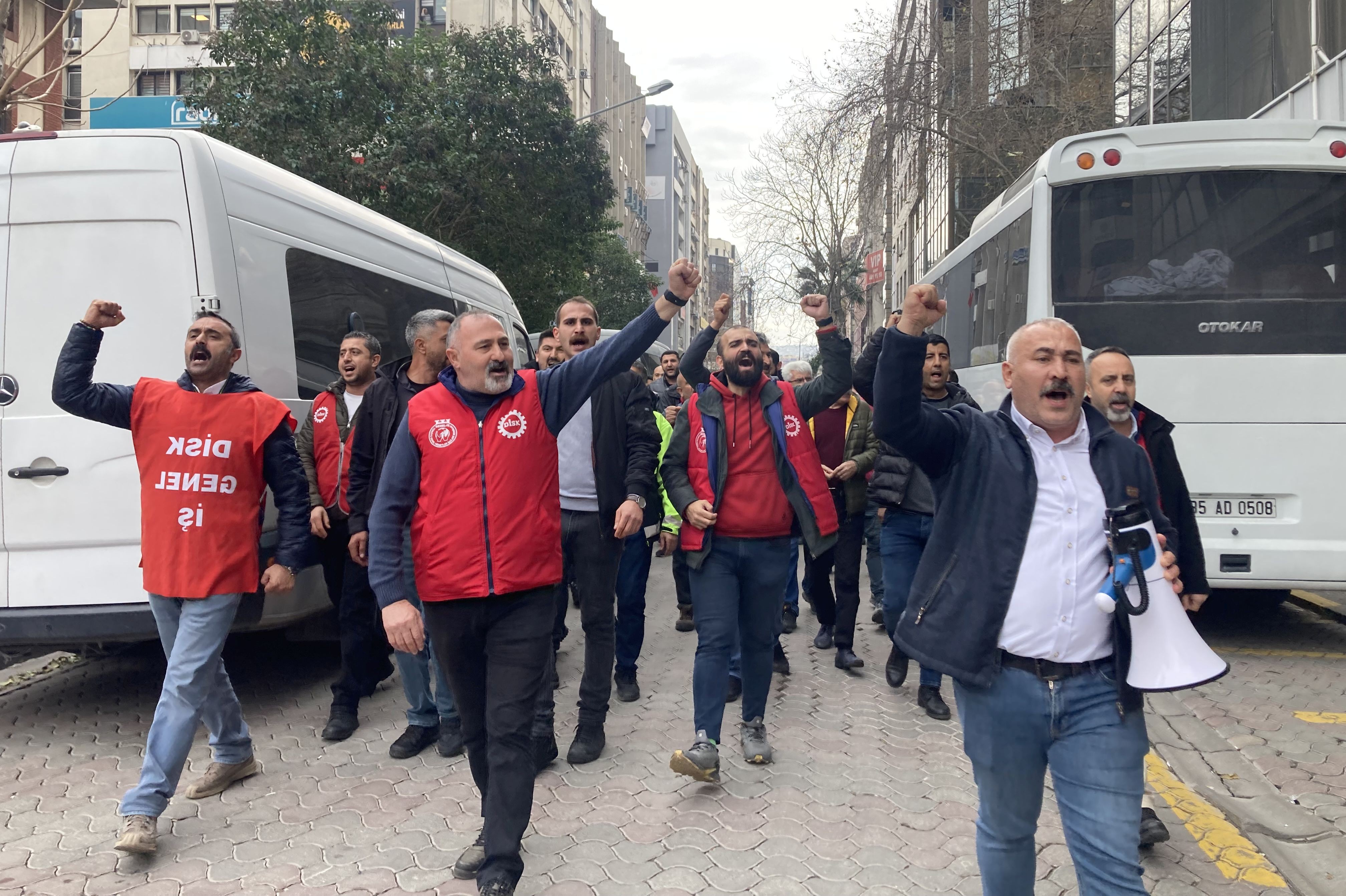 işçiler slogan atıyor