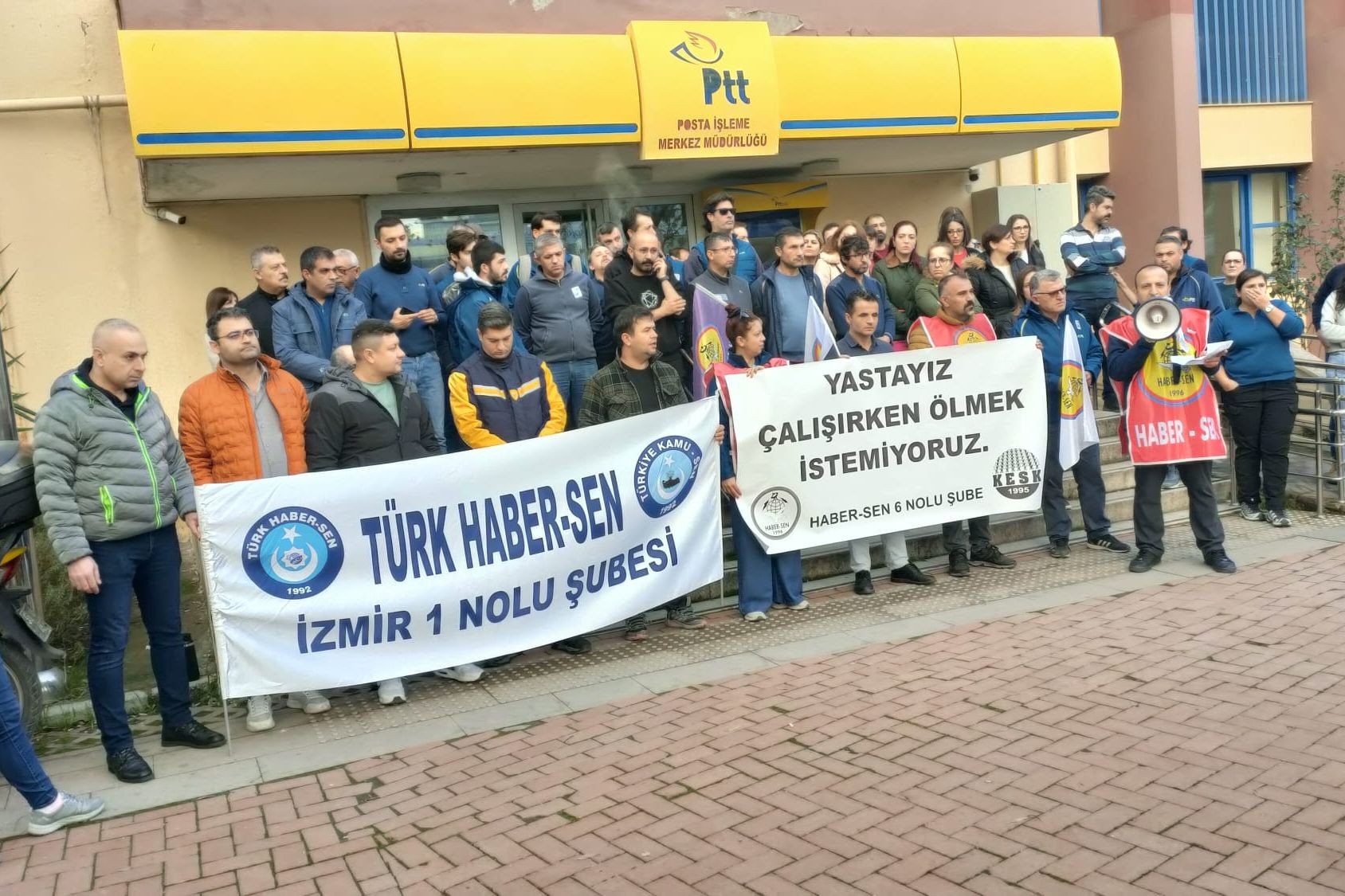 PTT çalışanlarının öldürülmesini protesto eden insanlar.