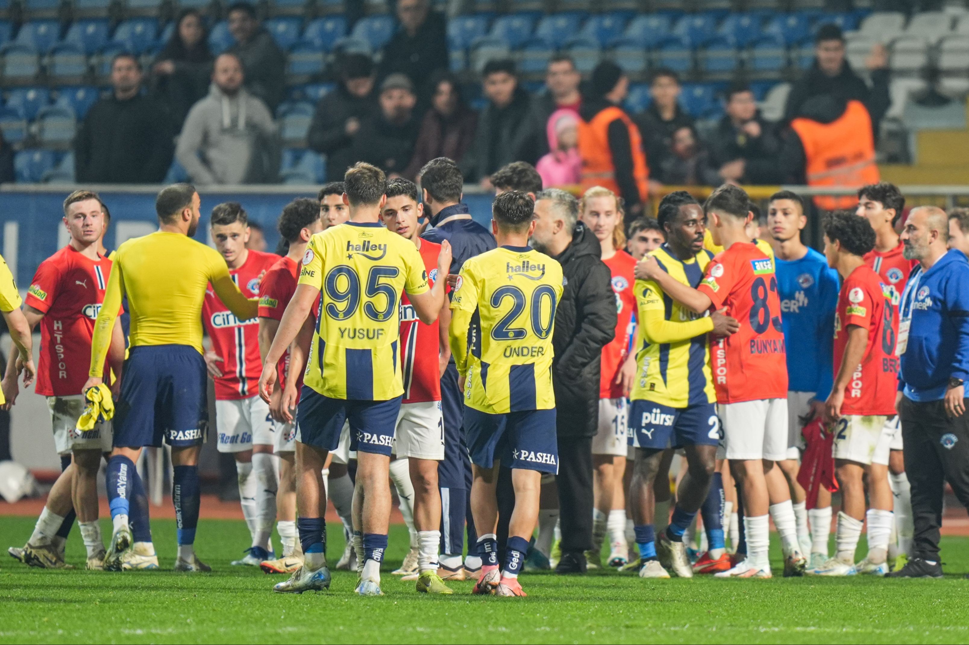 Fenerbahçe ve Kasımpaşalı oyuncular el sıkışırken