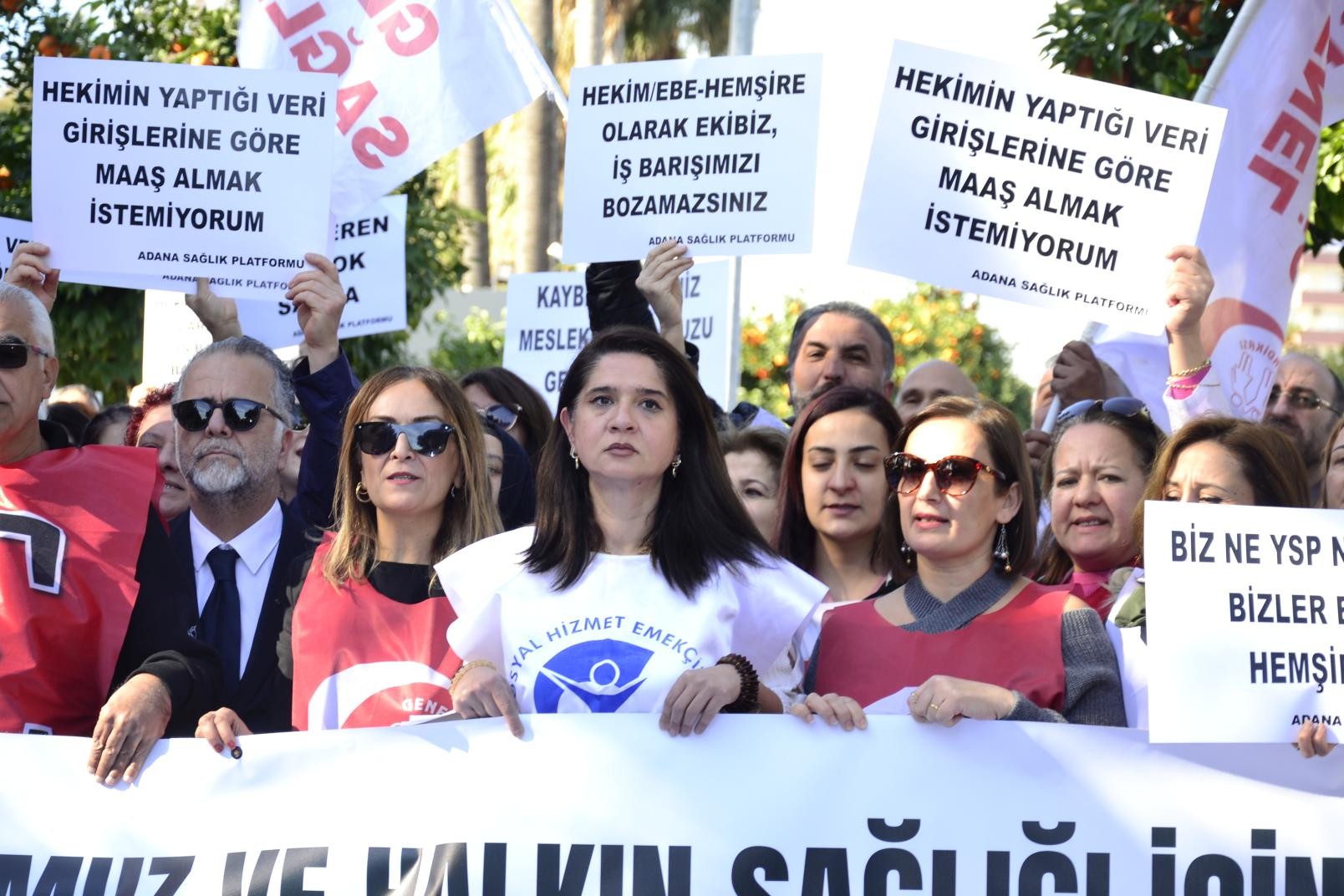 Adana'da aile hekimleri ve sağlık çalışanlarının eylemi