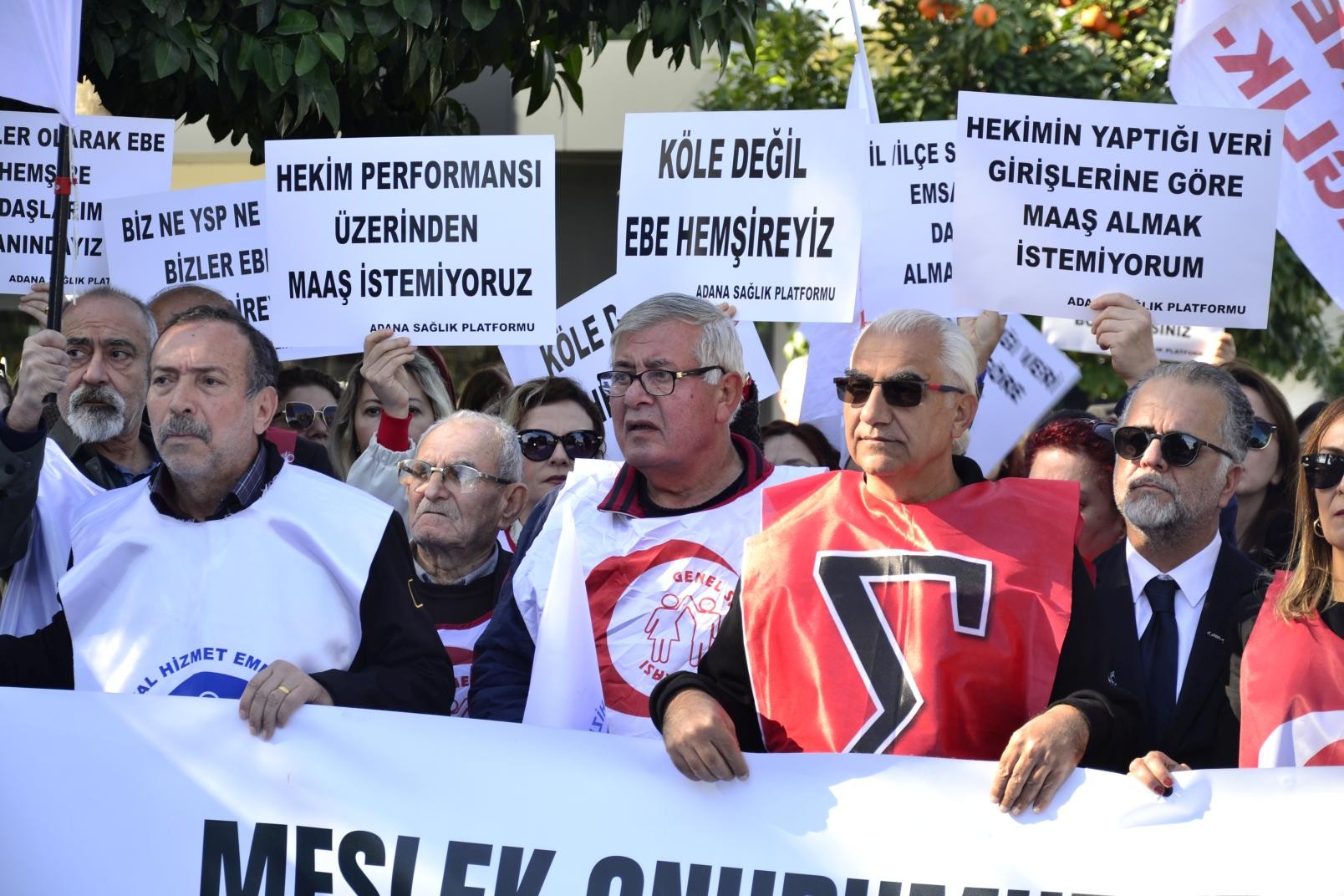 Adana'da aile hekimleri ve sağlık çalışanlarının eylemi