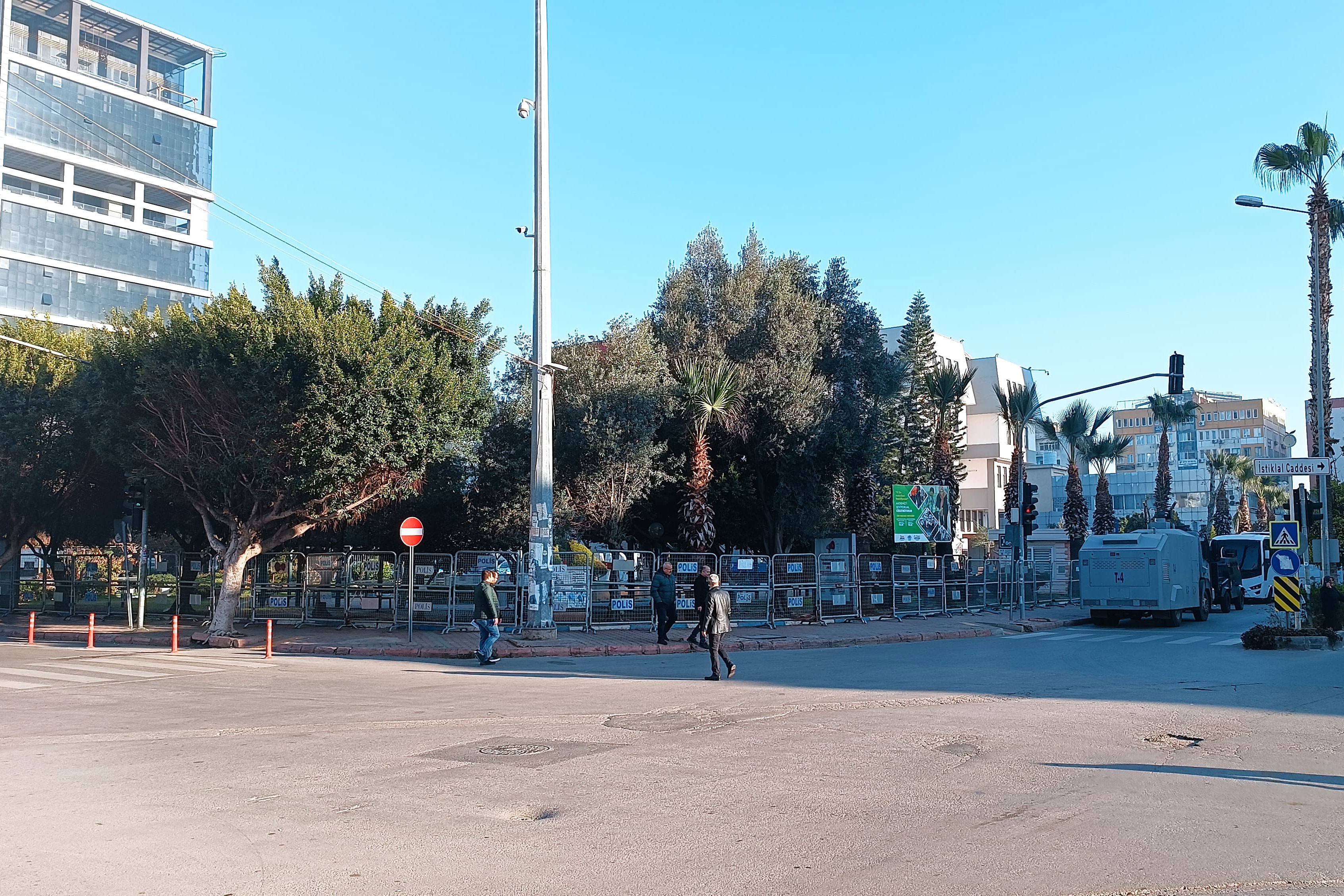 Akdeniz Belediyesi önünde polis ablukası