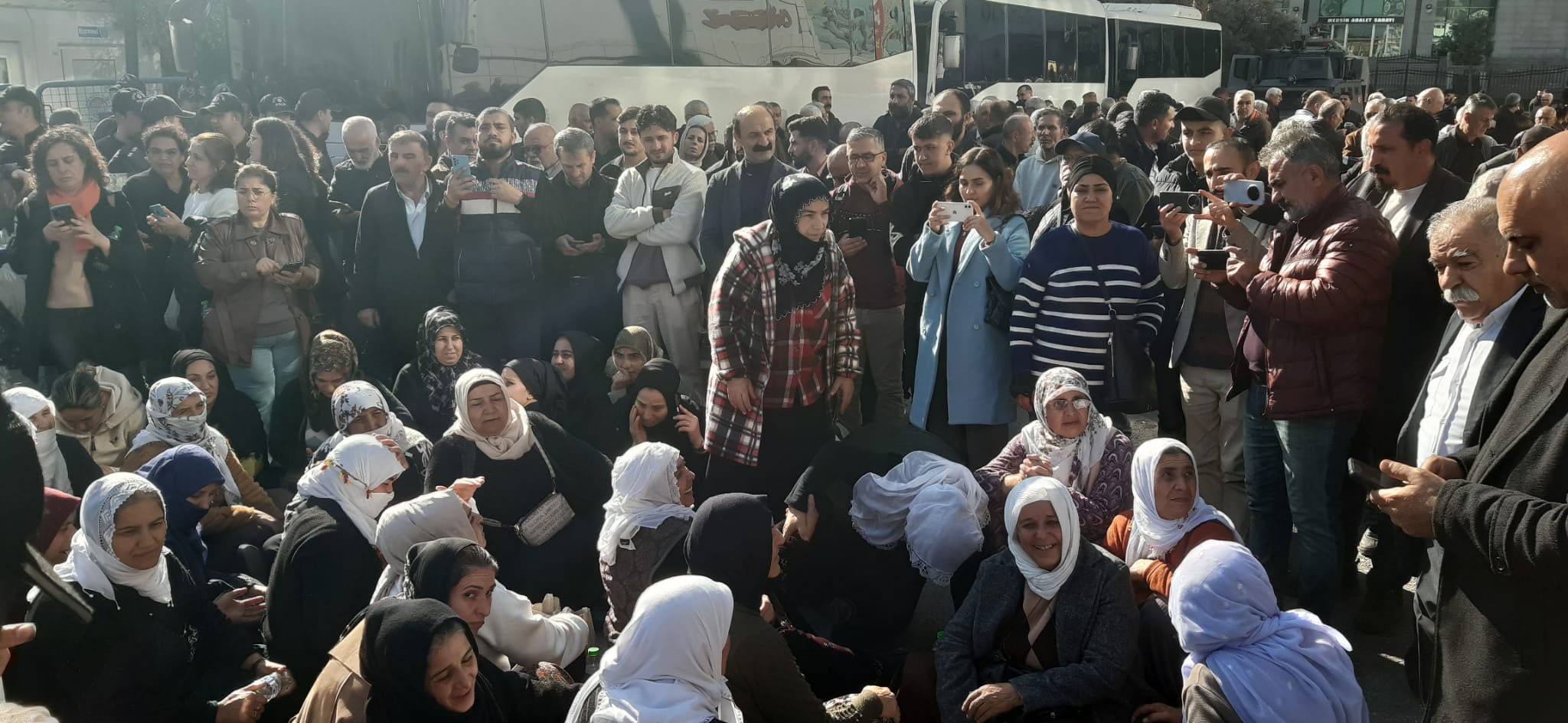 Akdeniz Belediyesi önünde polis ablukası