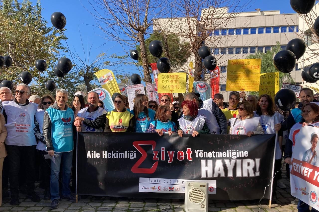 İzmir'de Eziyet yönetmeliğine karşı yapılan eylem